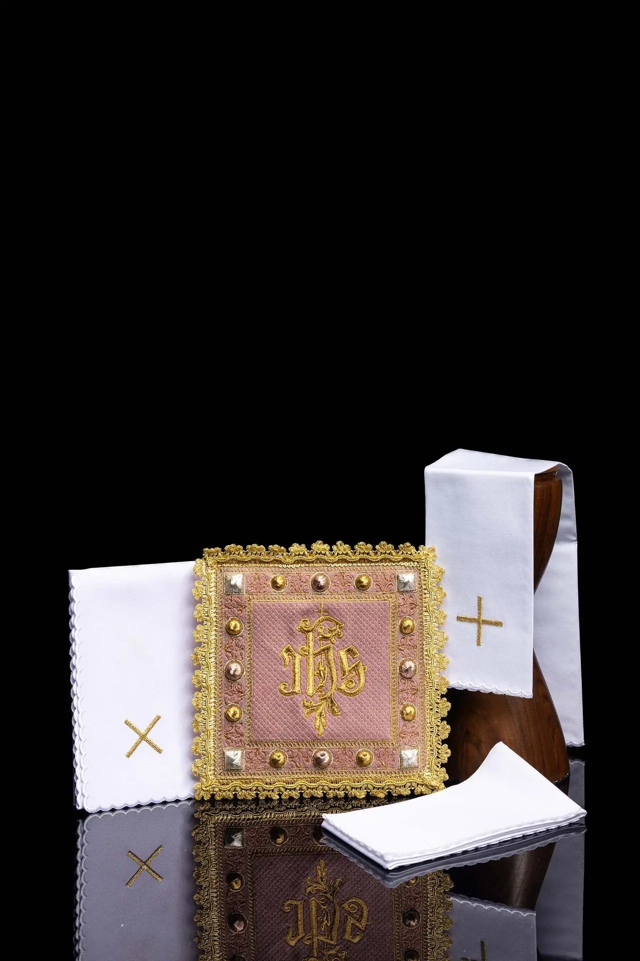 Ensemble en lin rose velours pour calice avec symbole IHS brodé