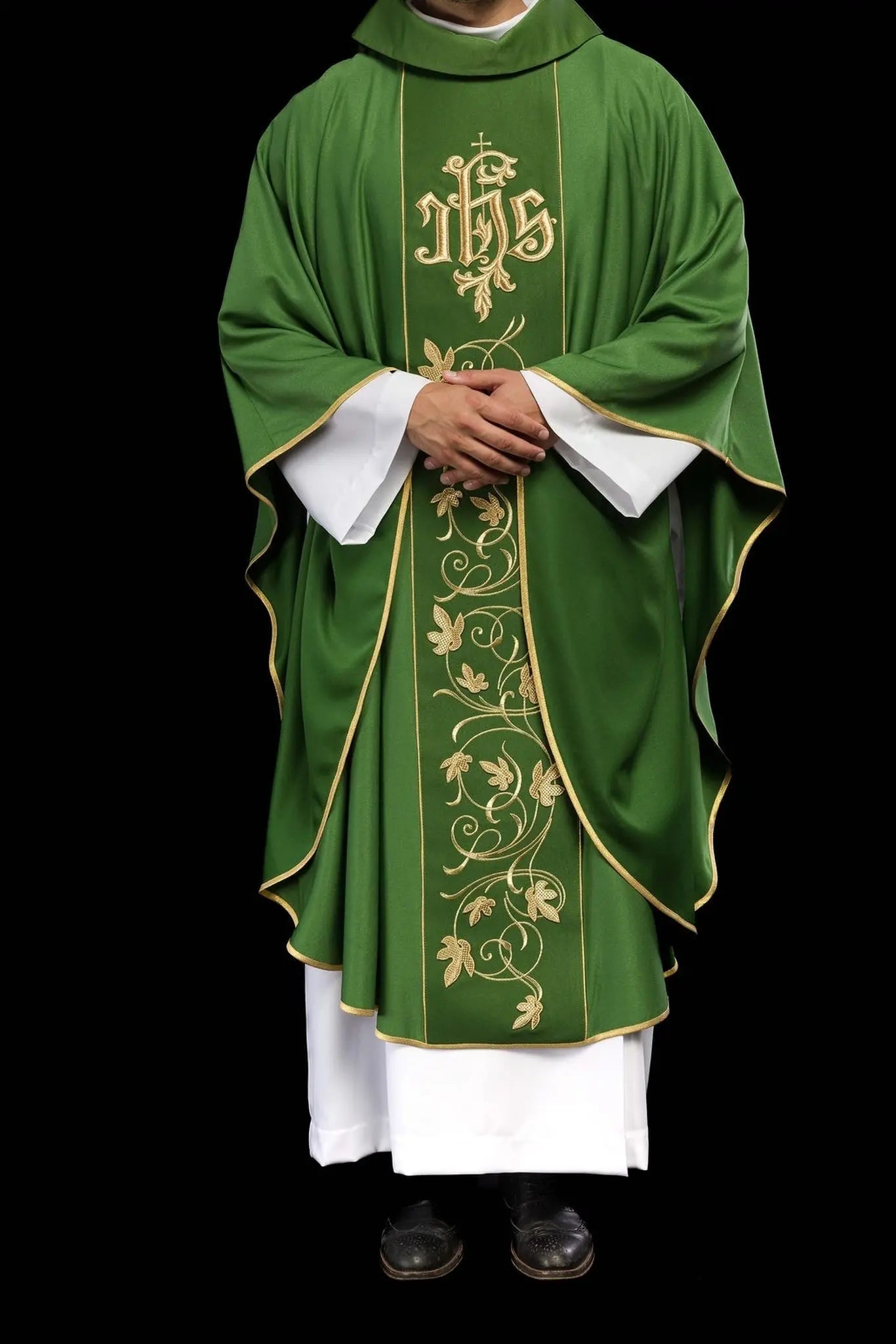 Chasuble liturgique verte avec ceinture richement décorée de motif floral et IHS