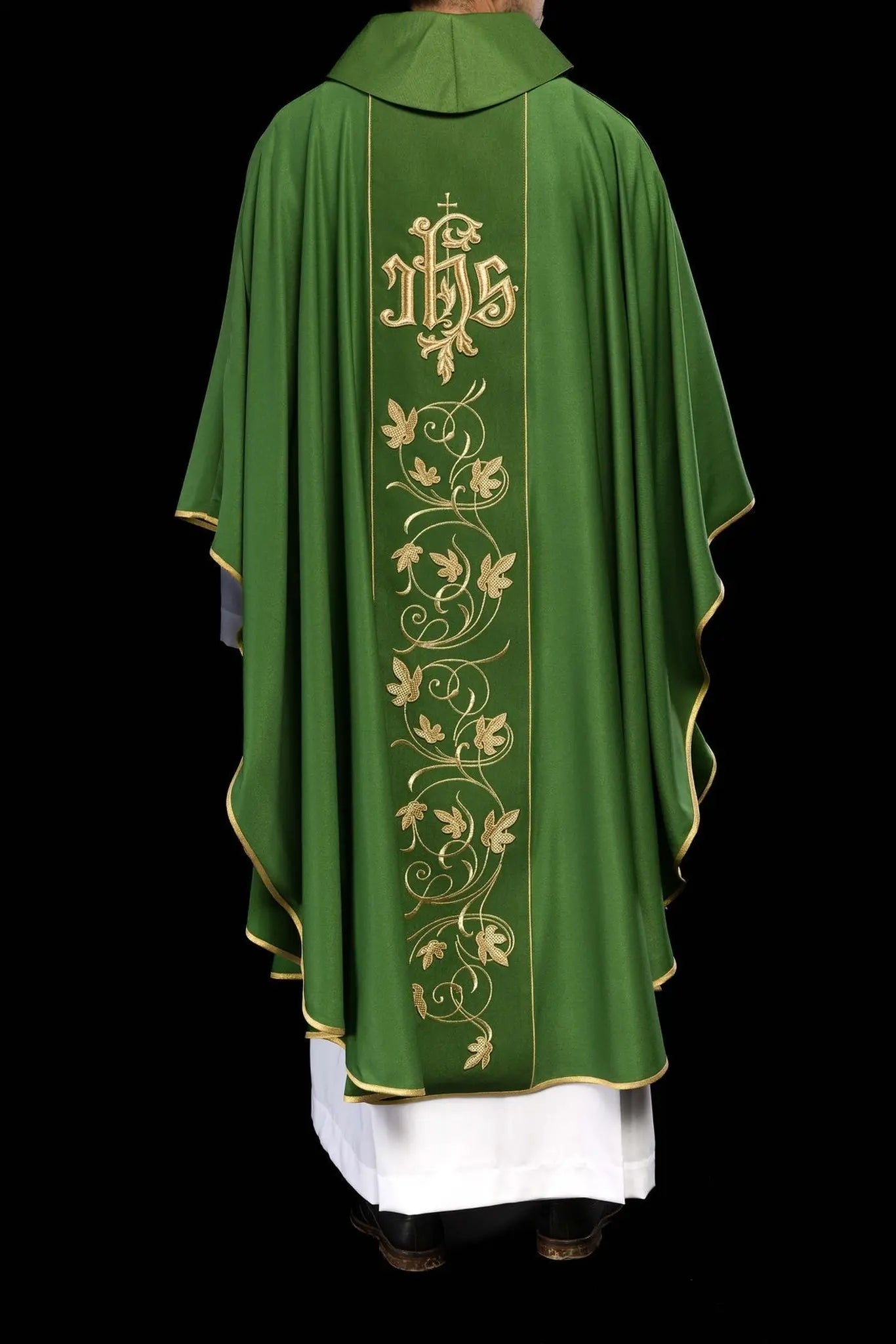 Chasuble liturgique verte avec ceinture richement décorée de motif floral et IHS
