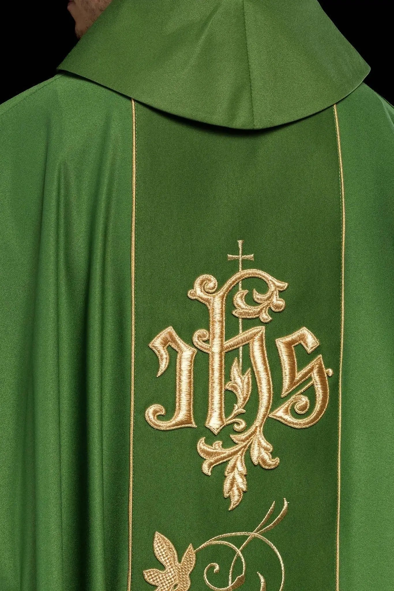 Chasuble liturgique verte avec ceinture richement décorée de motif floral et IHS