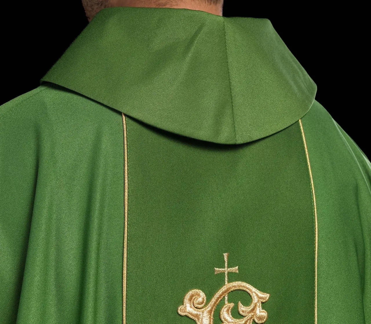 Chasuble liturgique verte avec ceinture richement décorée de motif floral et IHS