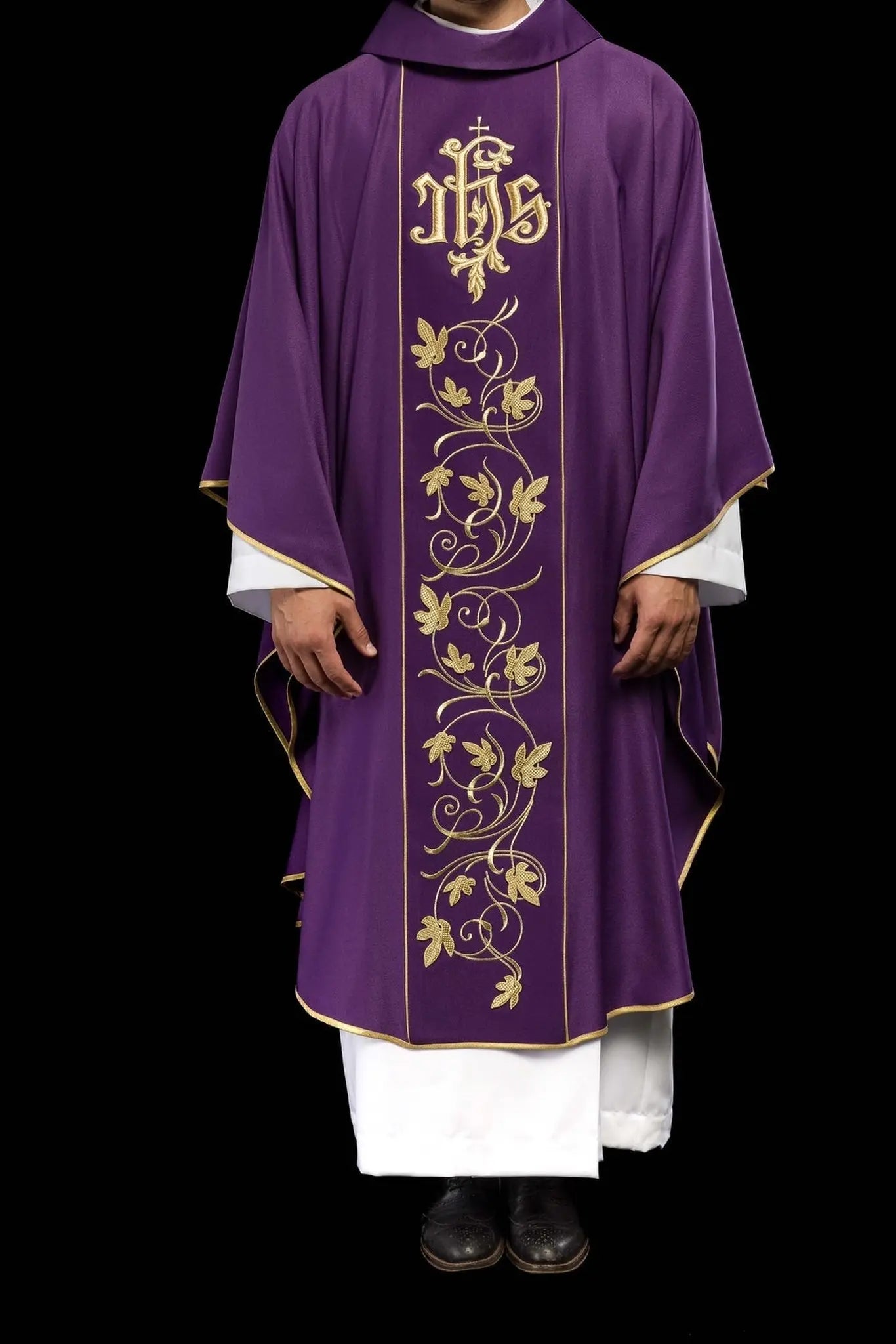 Chasuble liturgique violette avec ceinture richement décorée de motif floral et IHS