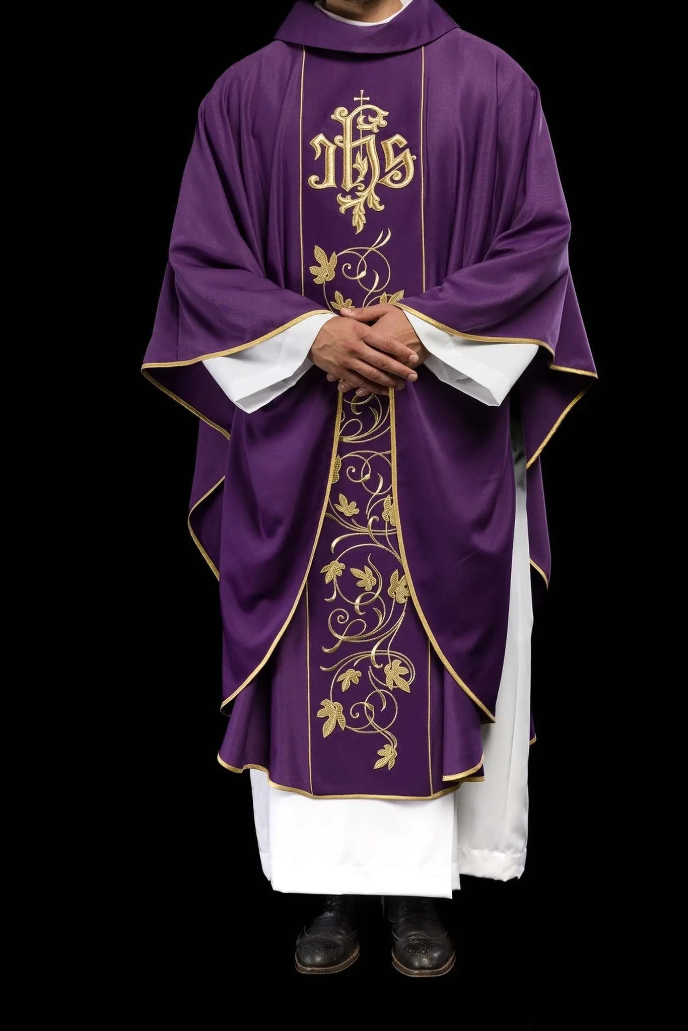 Chasuble liturgique violette avec ceinture richement décorée de motif floral et IHS