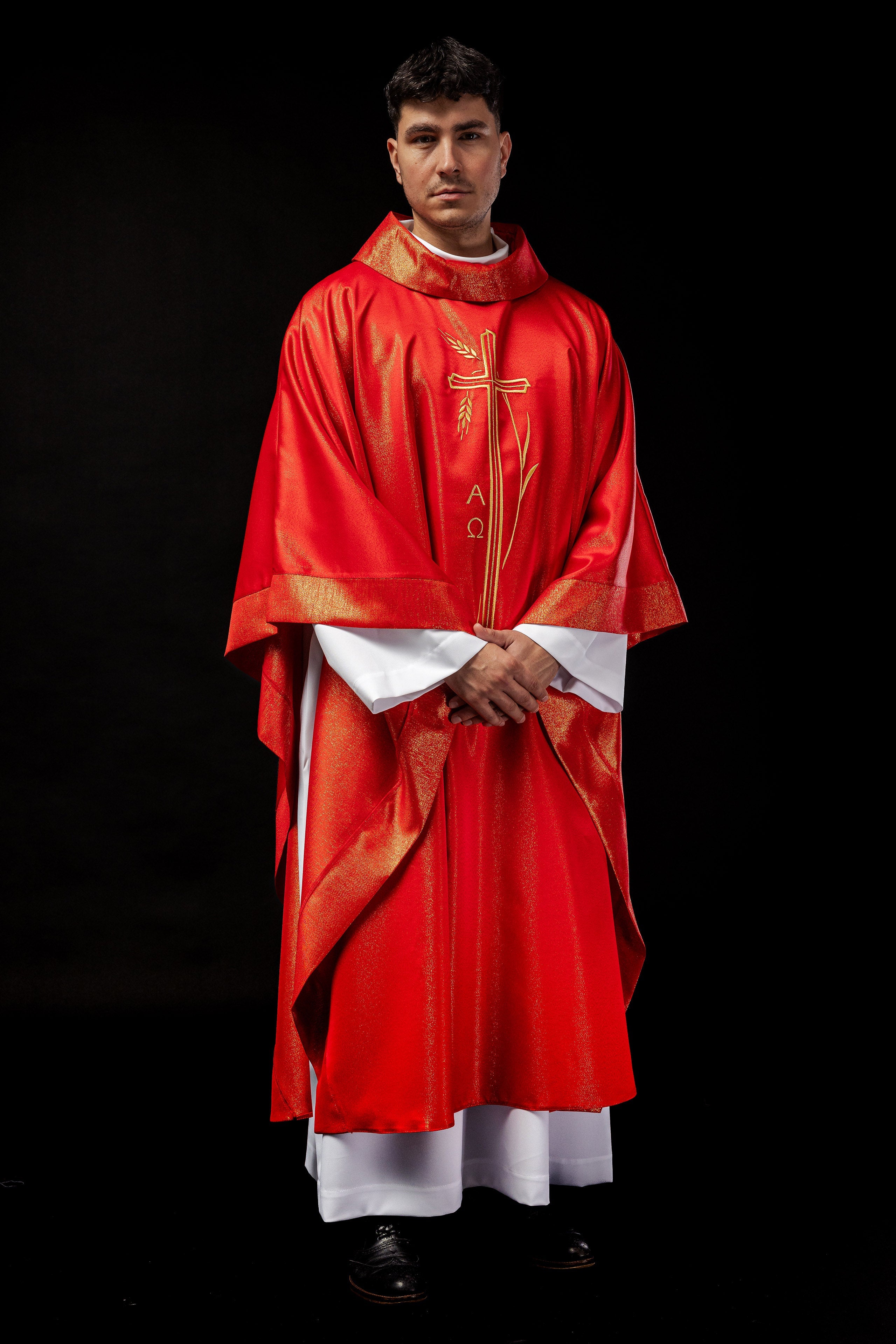 Chasuble avec croix et motif d'oreille en rouge