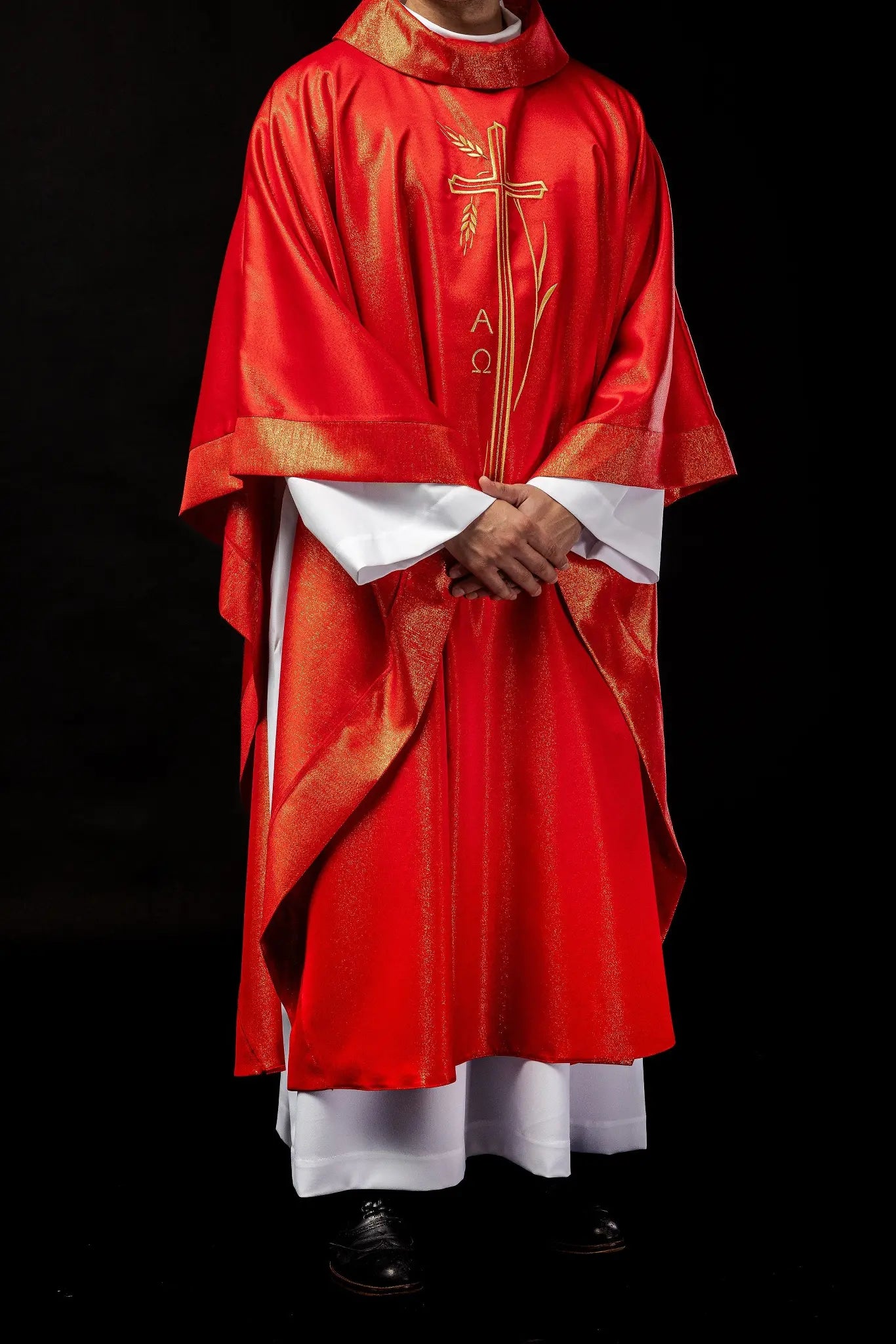 Chasuble avec croix et motif d'oreille en rouge