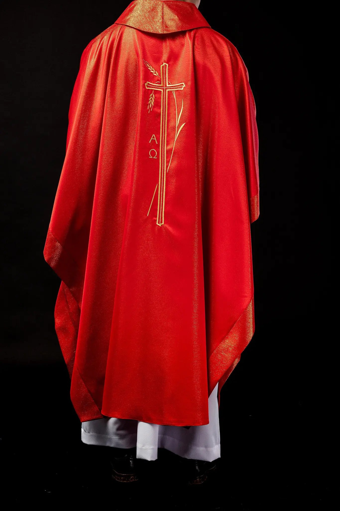 Chasuble avec croix et motif d'oreille en rouge