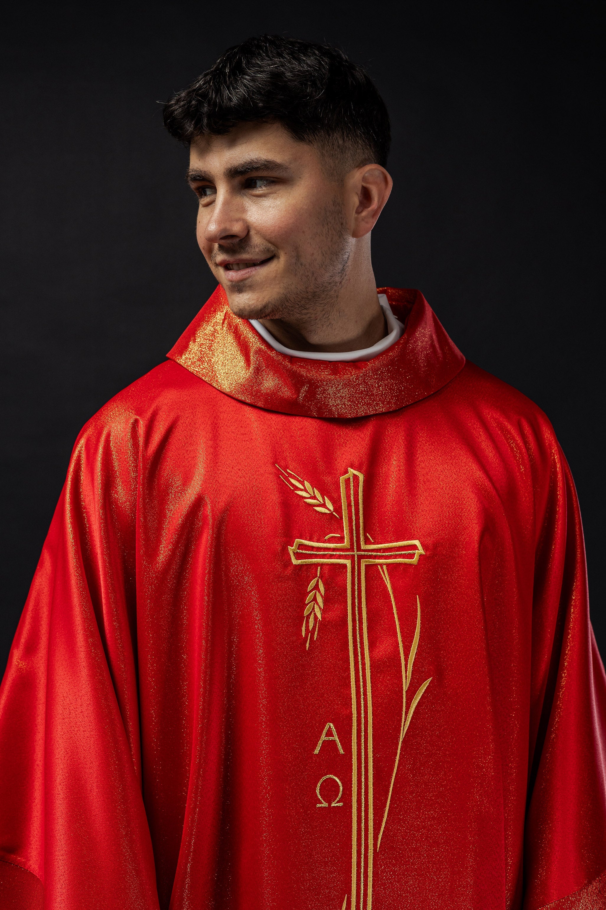 Chasuble avec croix et motif d'oreille en rouge