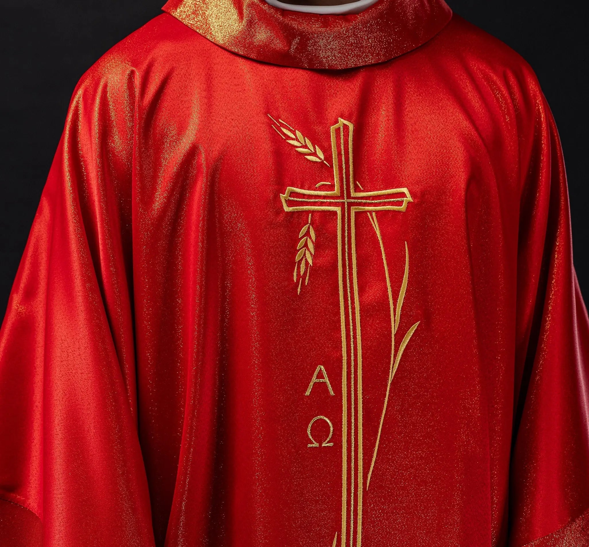 Chasuble avec croix et motif d'oreille en rouge