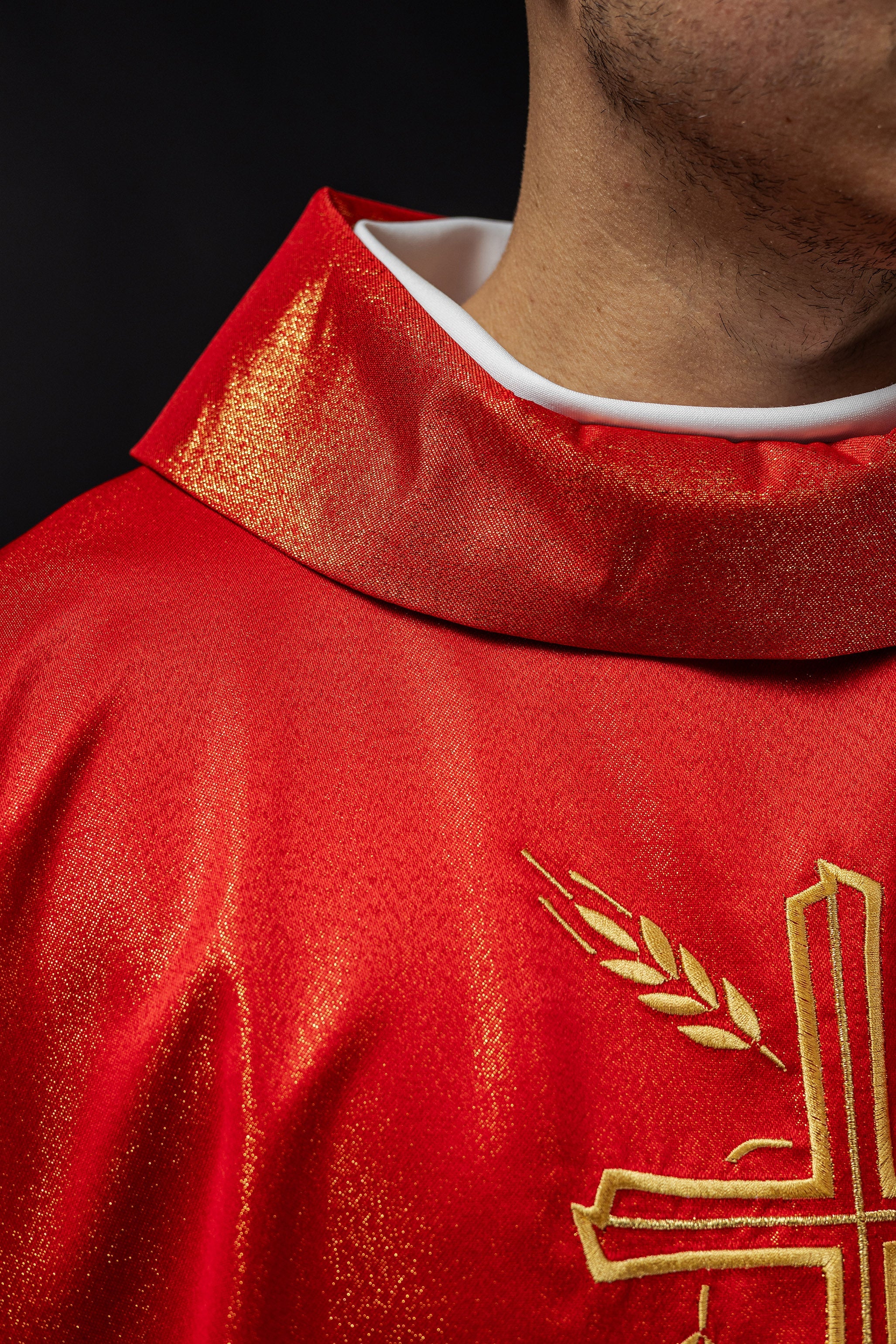 Chasuble avec croix et motif d'oreille en rouge