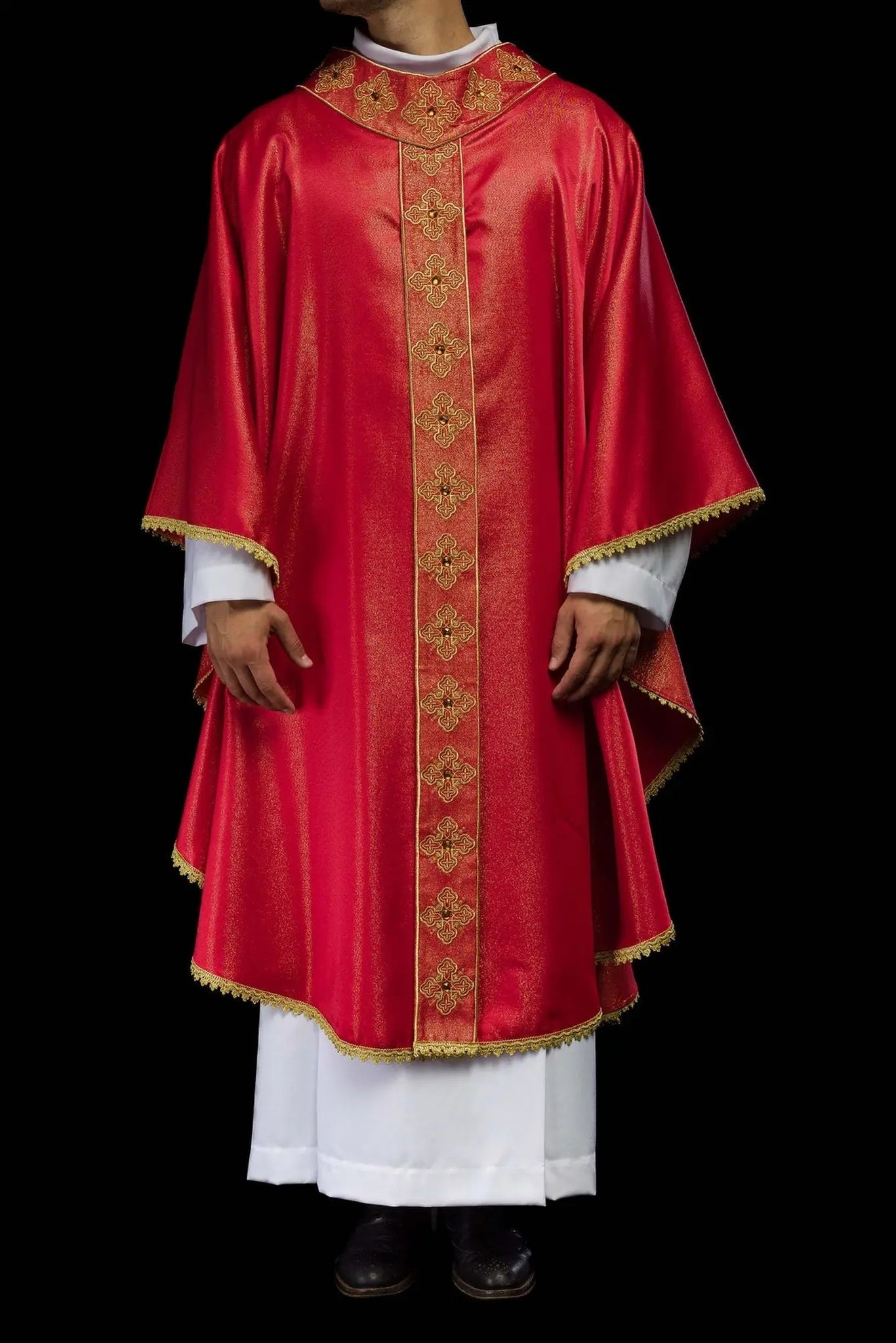 Chasuble rouge avec ceinture brodée et col décoré de pierres