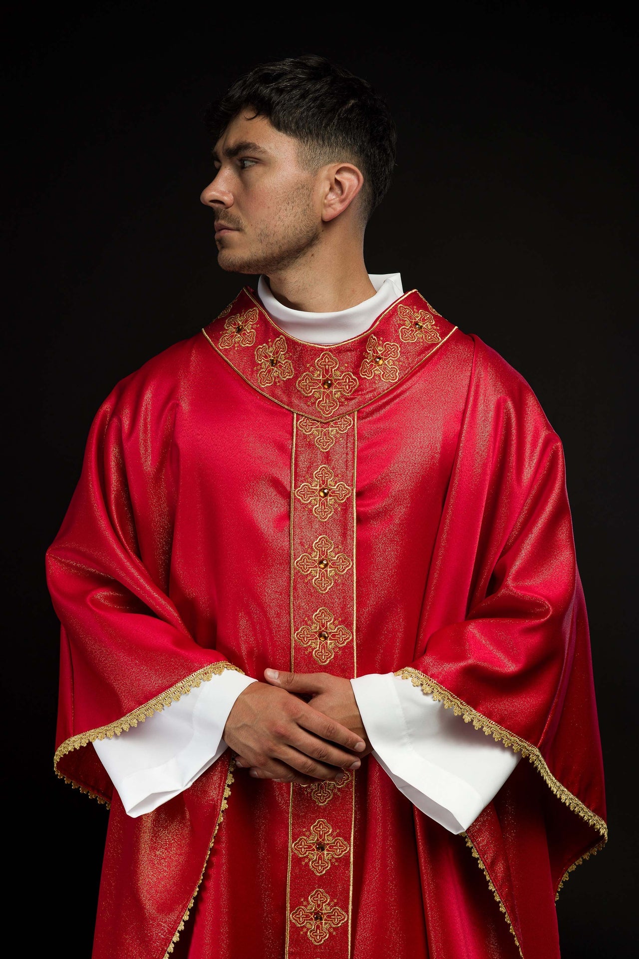 Ornat w kolorze czerwonym z haftowanym pasem i kołnierzem ozdobiony kamieniami - ORNATY.PL