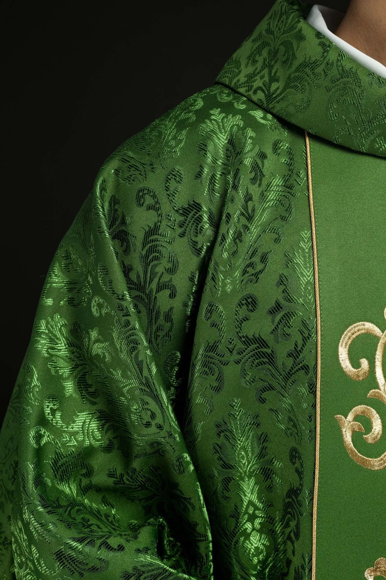 Chasuble liturgique verte avec ceinture IHS richement décorée