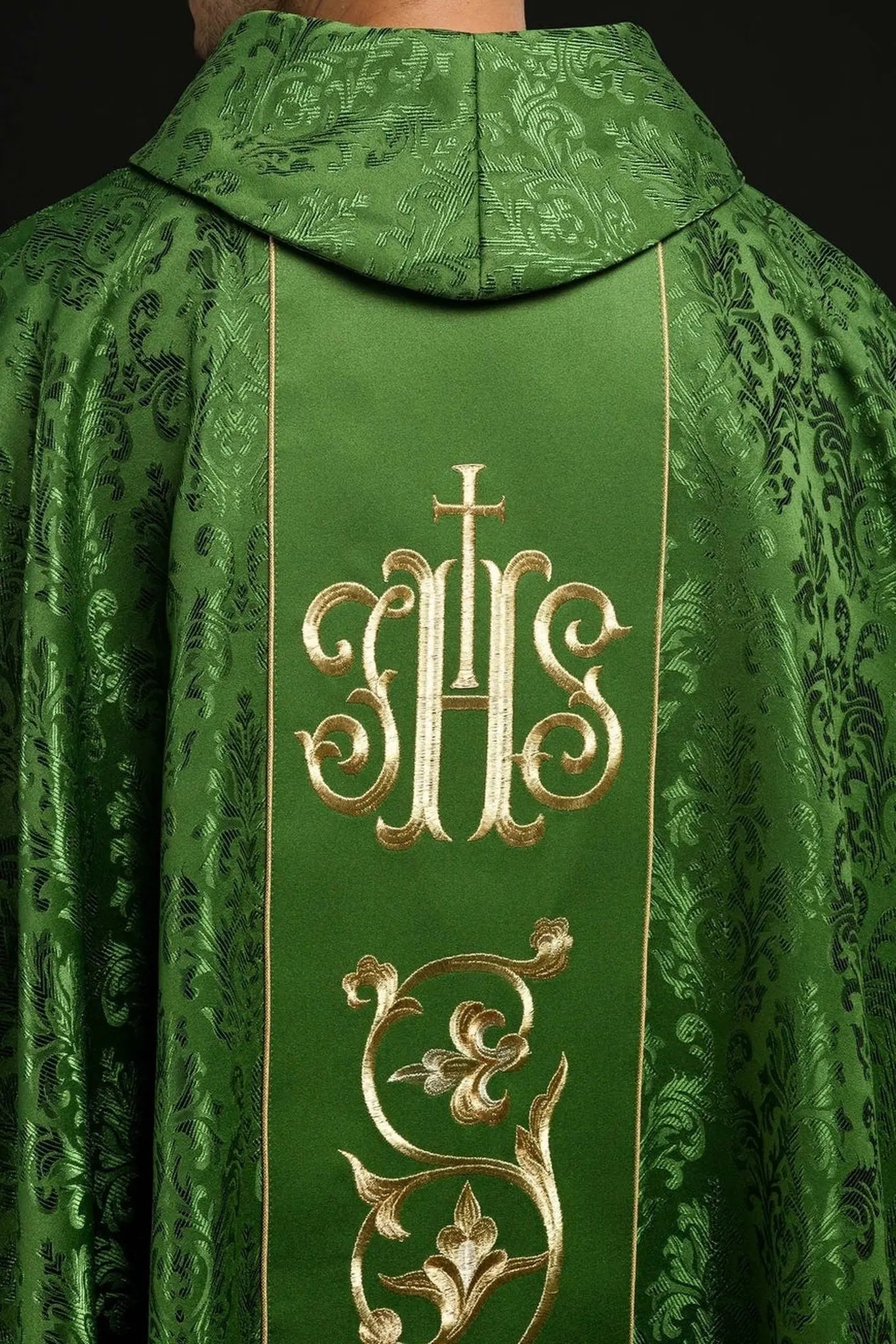 Chasuble liturgique verte avec ceinture IHS richement décorée