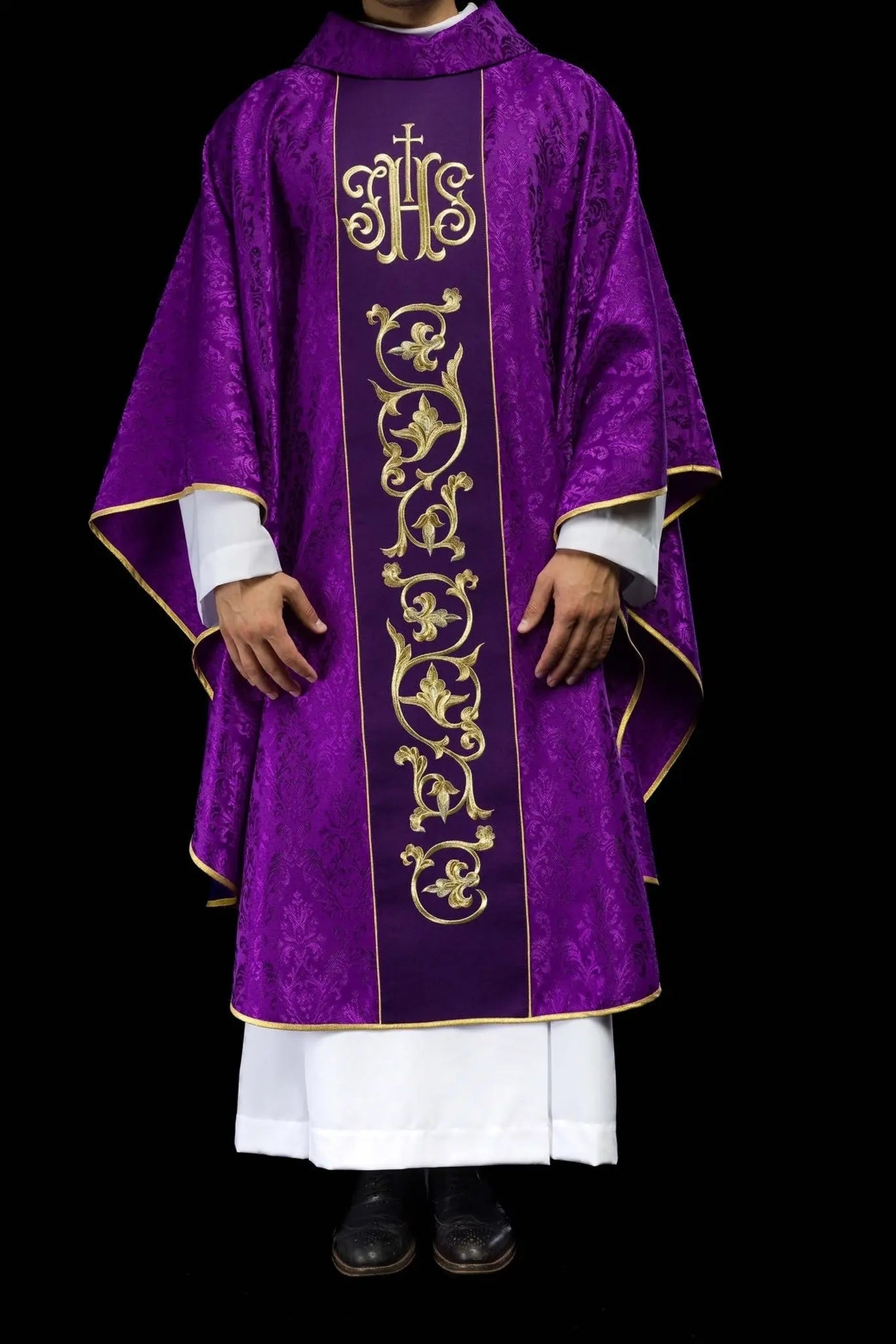 Chasuble liturgique violette avec ceinture IHS richement décorée