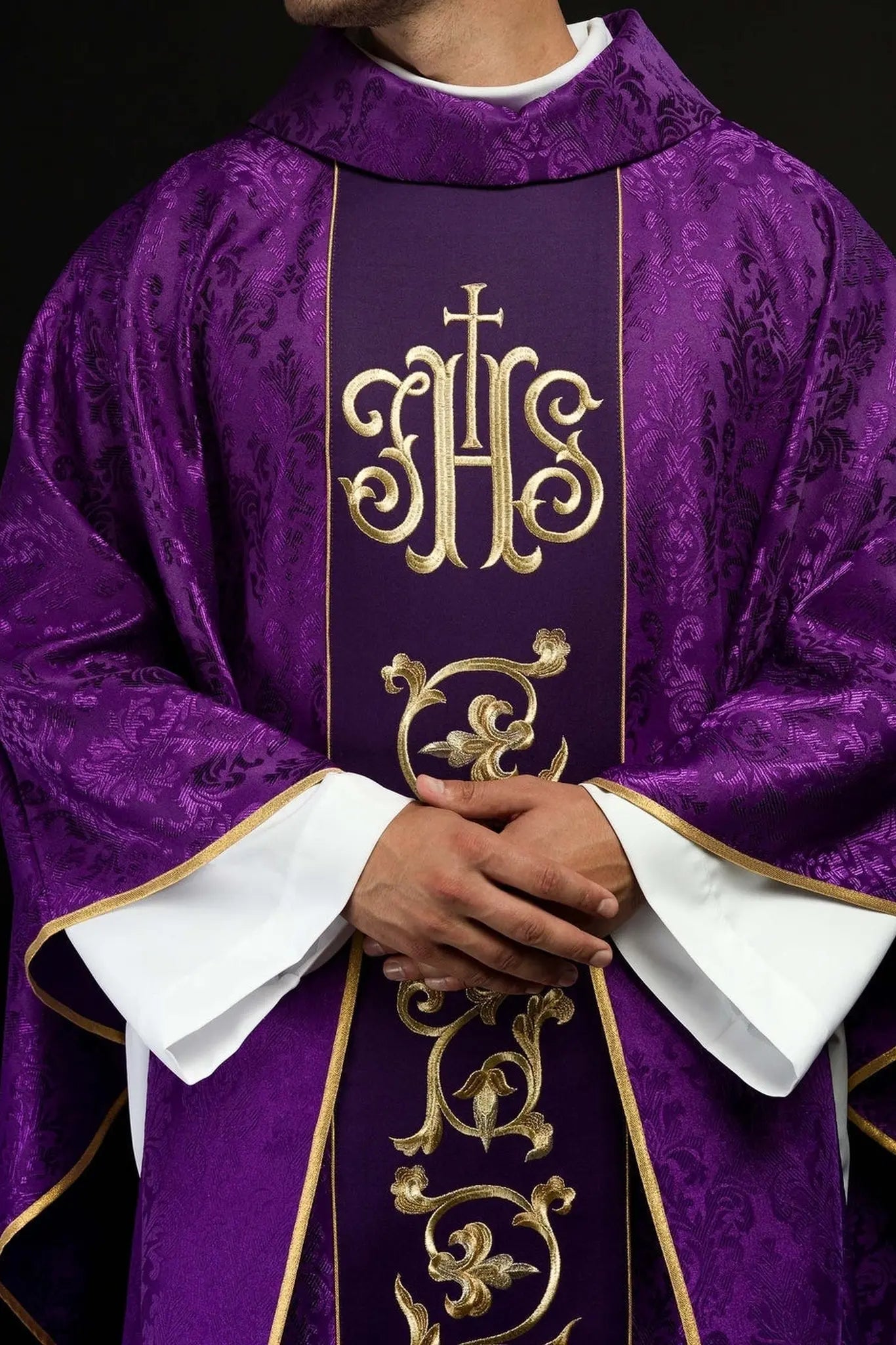Chasuble liturgique violette avec ceinture IHS richement décorée