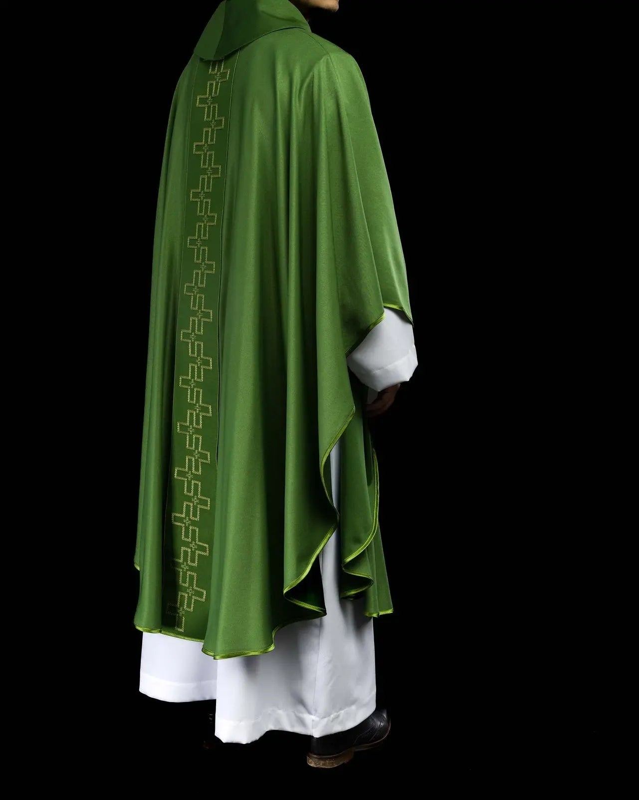 Chasuble avec ceinture richement brodée en broderie croisée verte