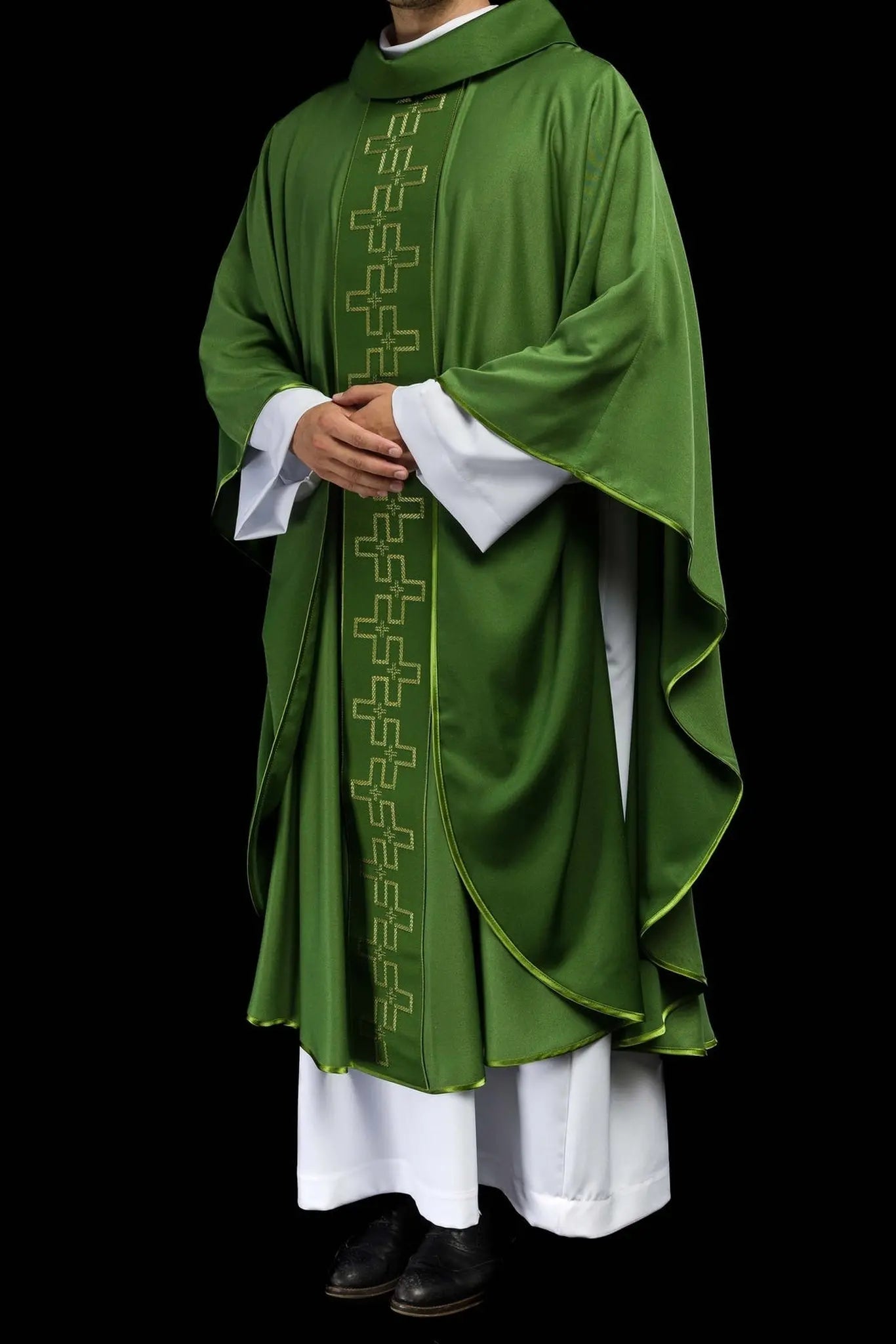 Chasuble avec ceinture richement brodée en broderie croisée verte