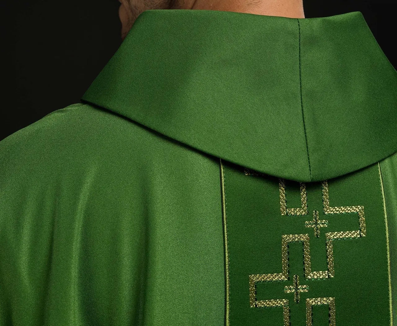 Chasuble avec ceinture richement brodée en broderie croisée verte