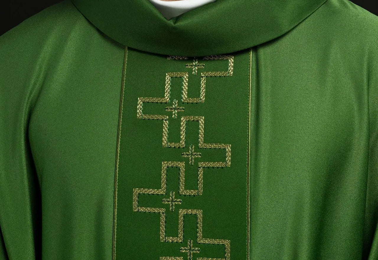 Chasuble avec ceinture richement brodée en broderie croisée verte