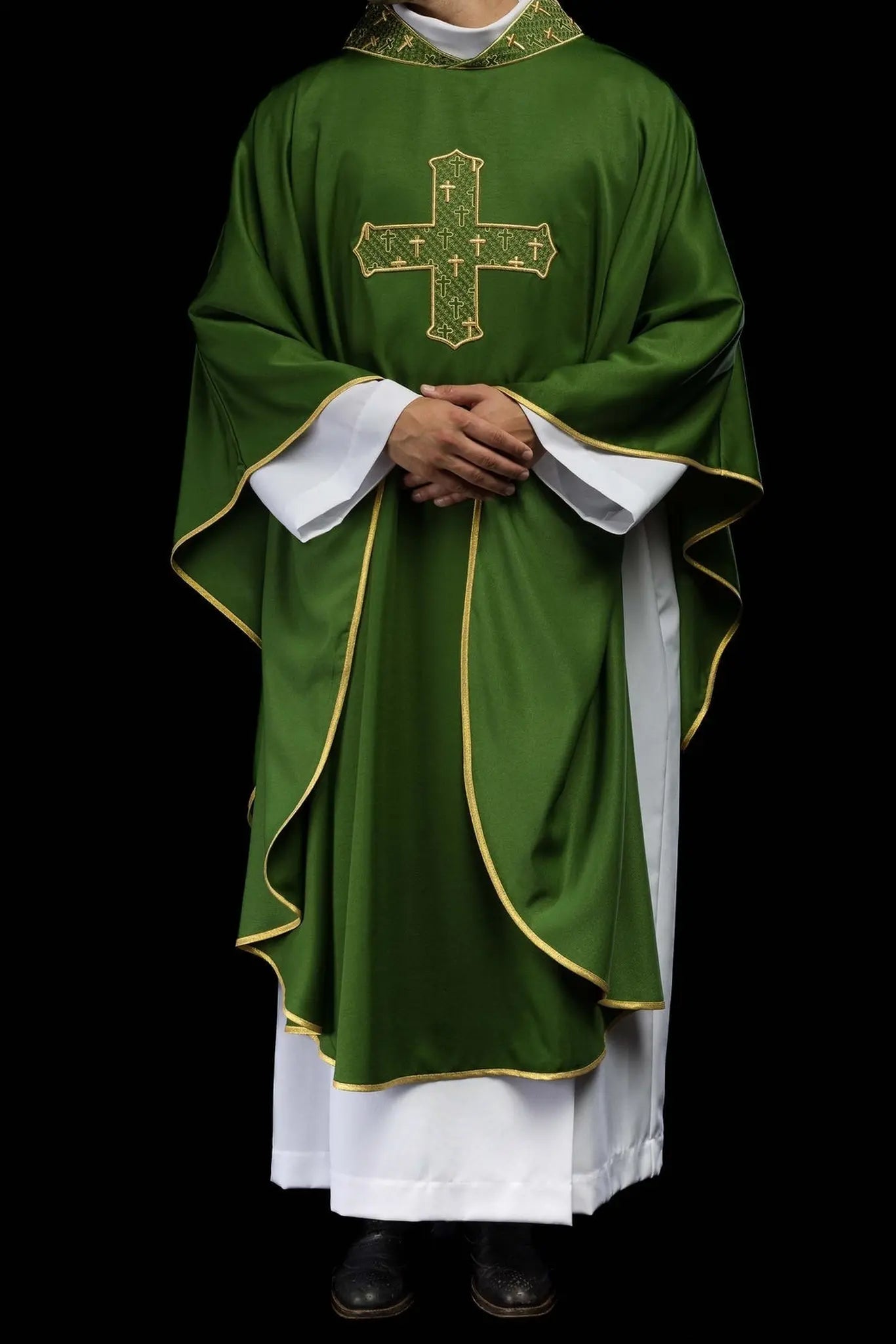 Chasuble avec croix richement brodée et col en vert