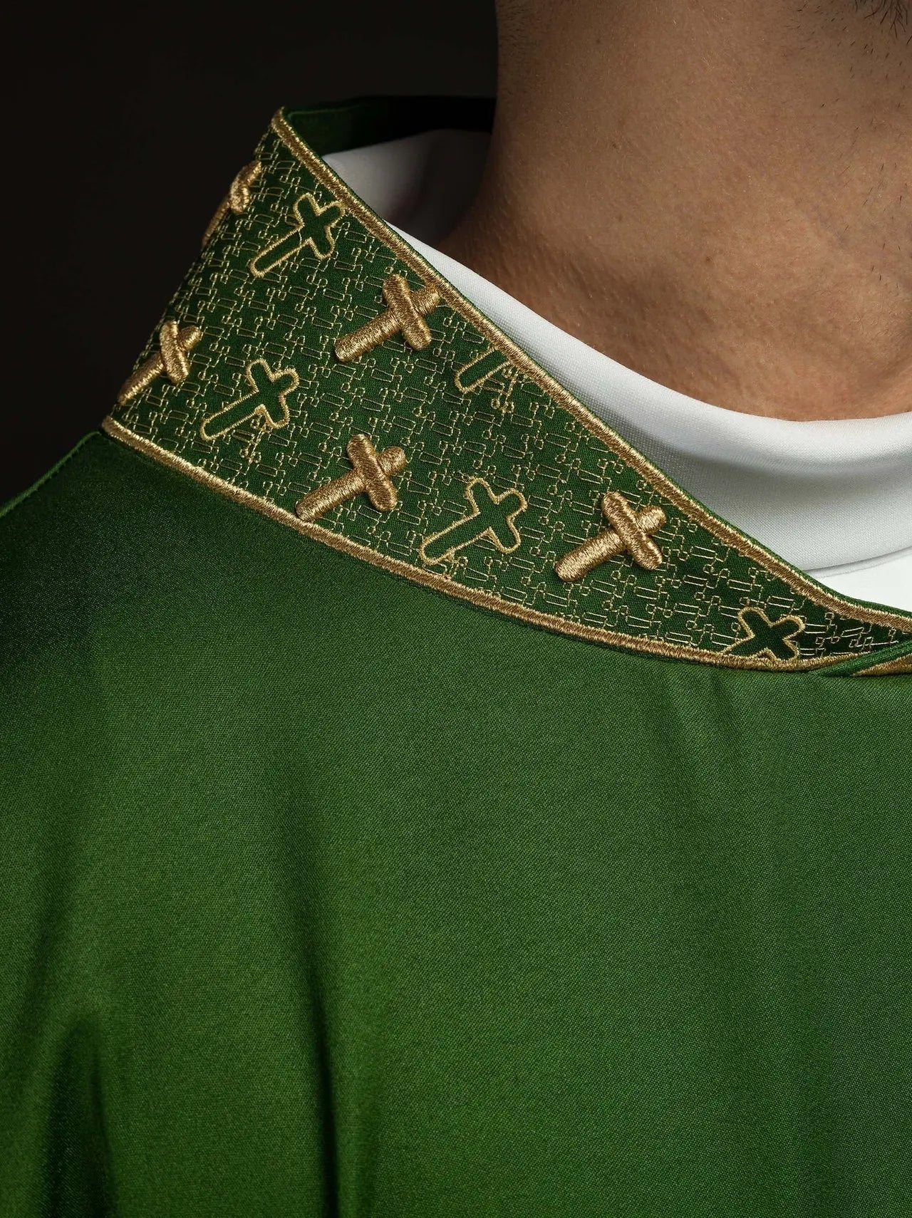 Chasuble avec croix richement brodée et col en vert