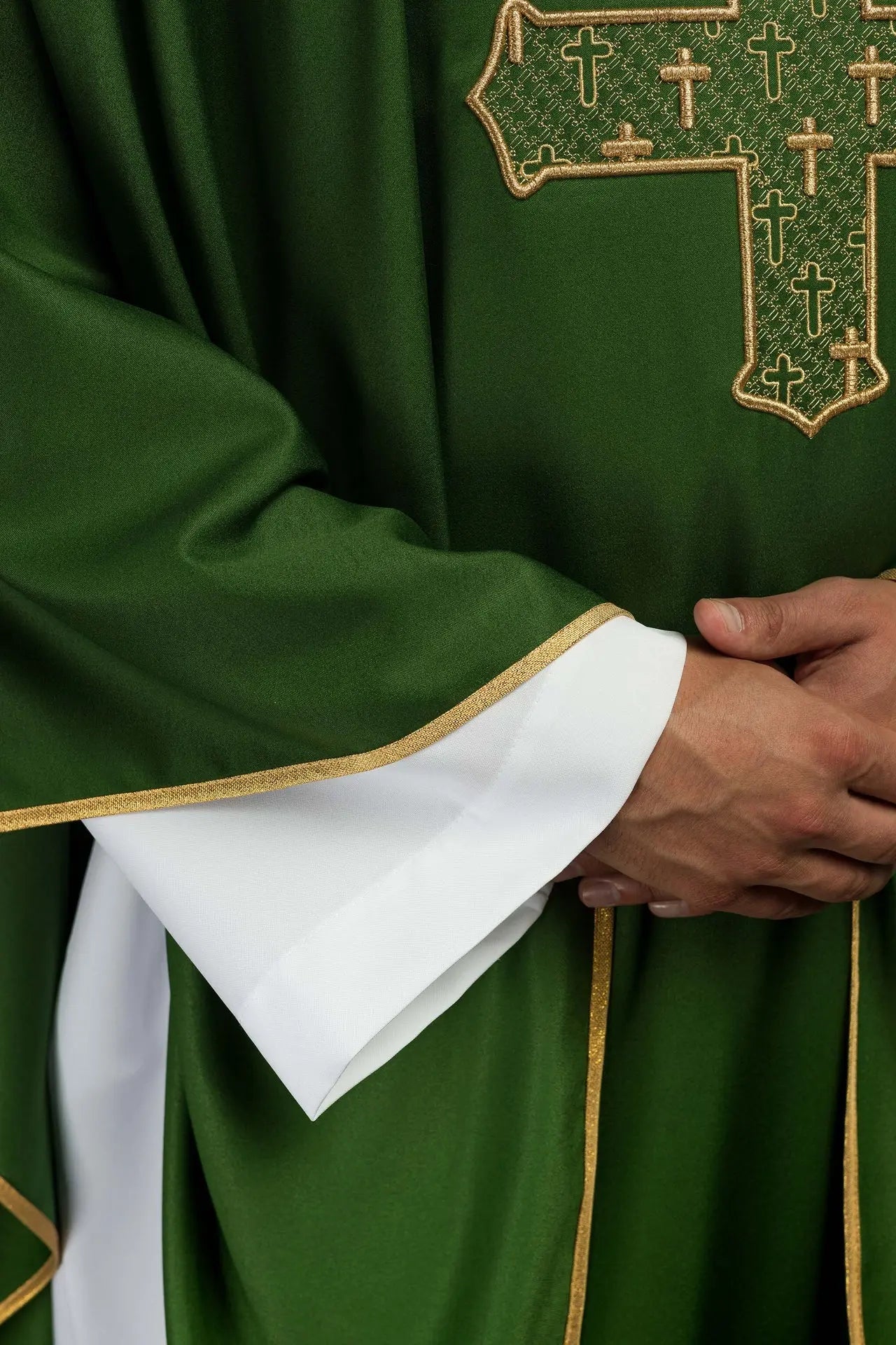 Chasuble avec croix richement brodée et col en vert