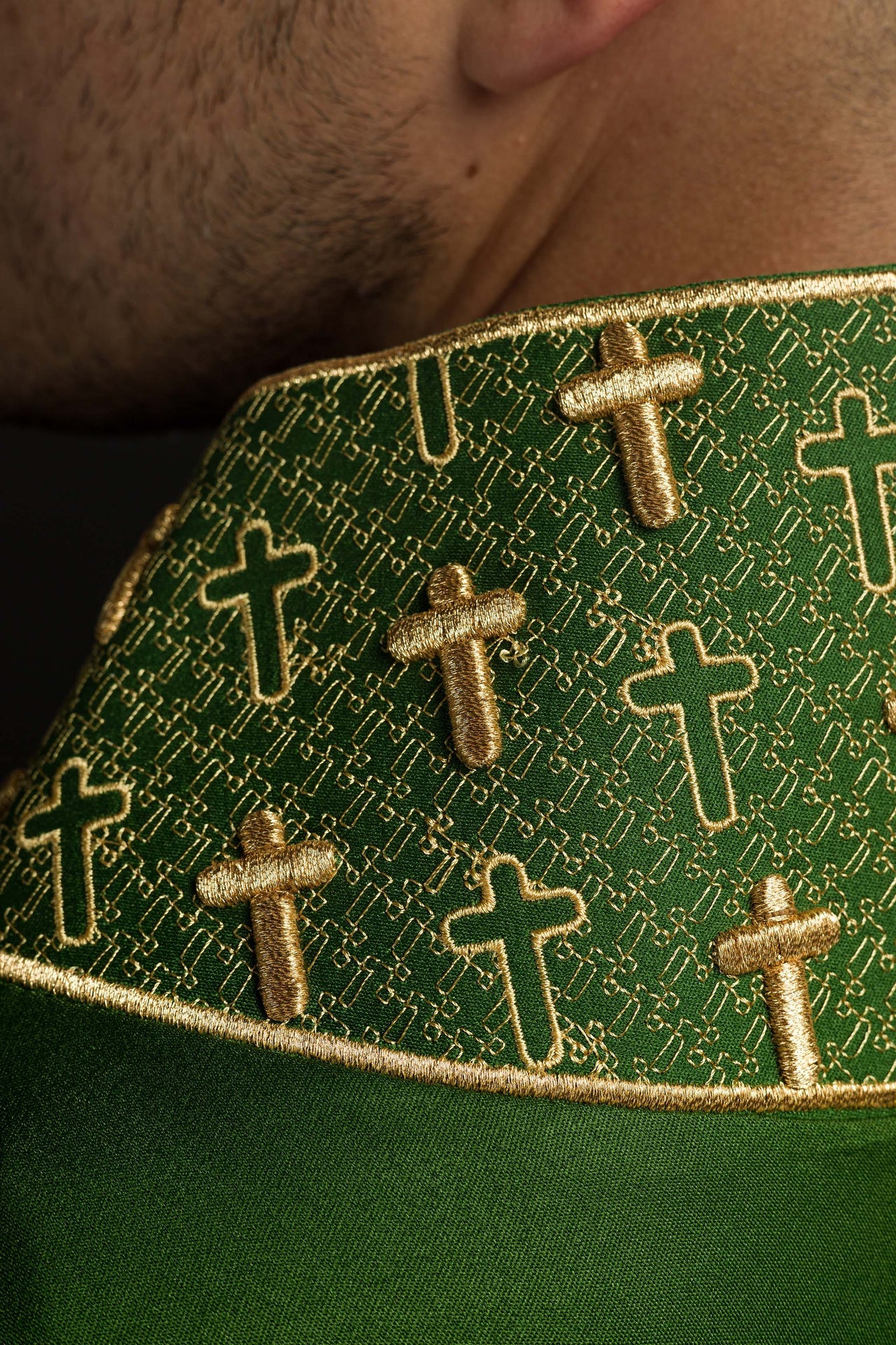 Ornat z bogato haftowanym krzyżem i kołnierzem w kolorze zielonym - ORNATY.PL