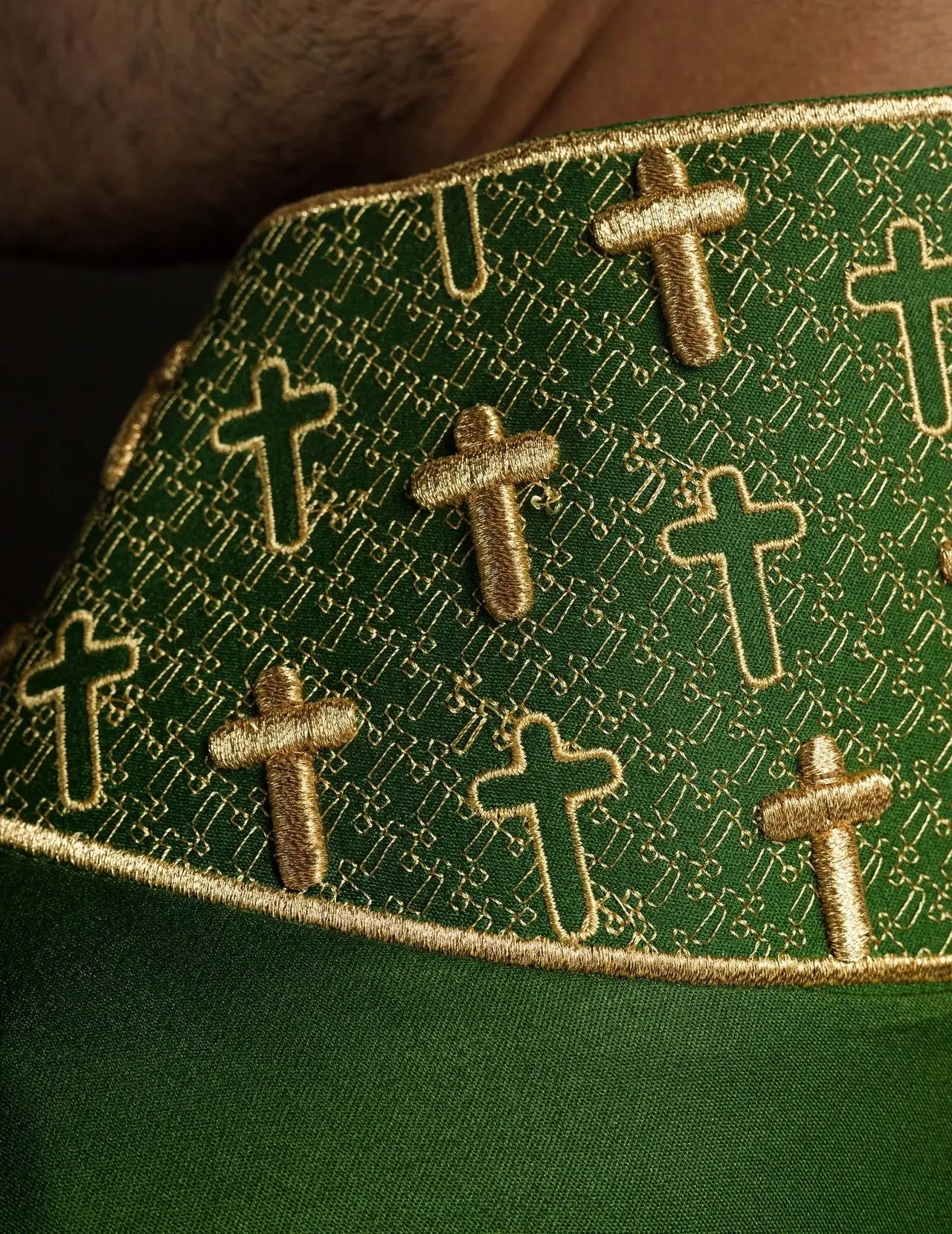 Chasuble avec croix richement brodée et col en vert