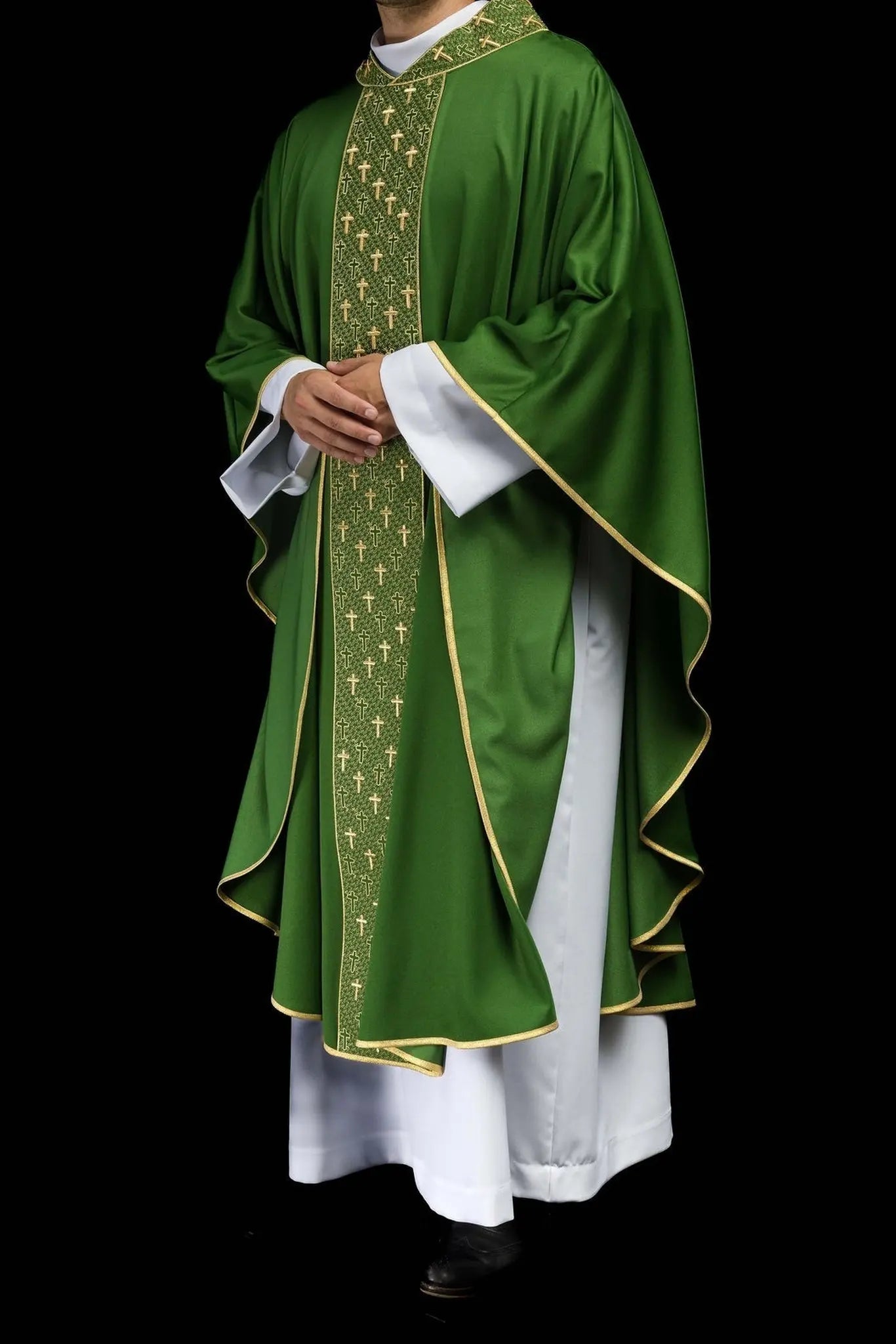 Chasuble avec ceinture richement brodée de croix en vert
