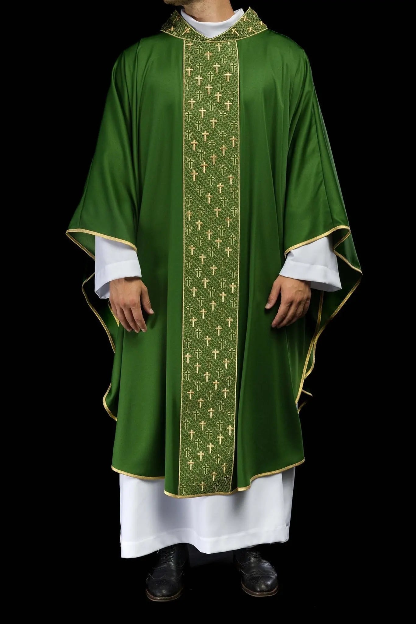 Chasuble avec ceinture richement brodée de croix en vert