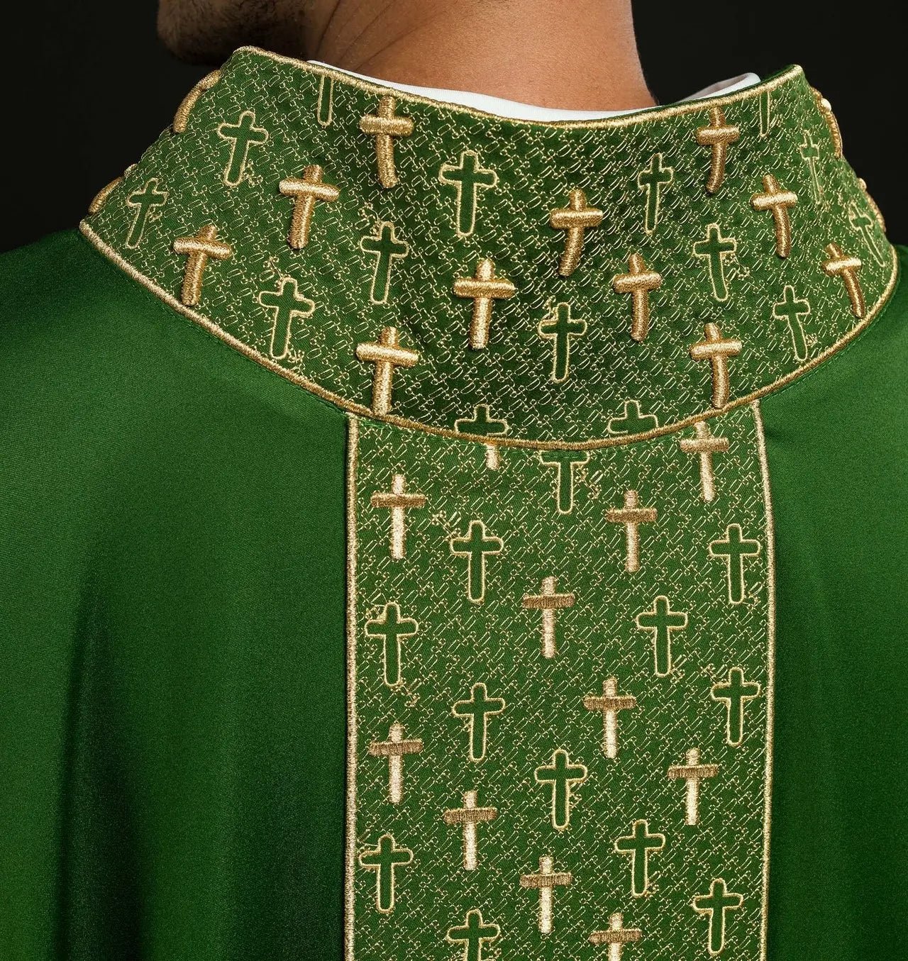 Chasuble avec ceinture richement brodée de croix en vert