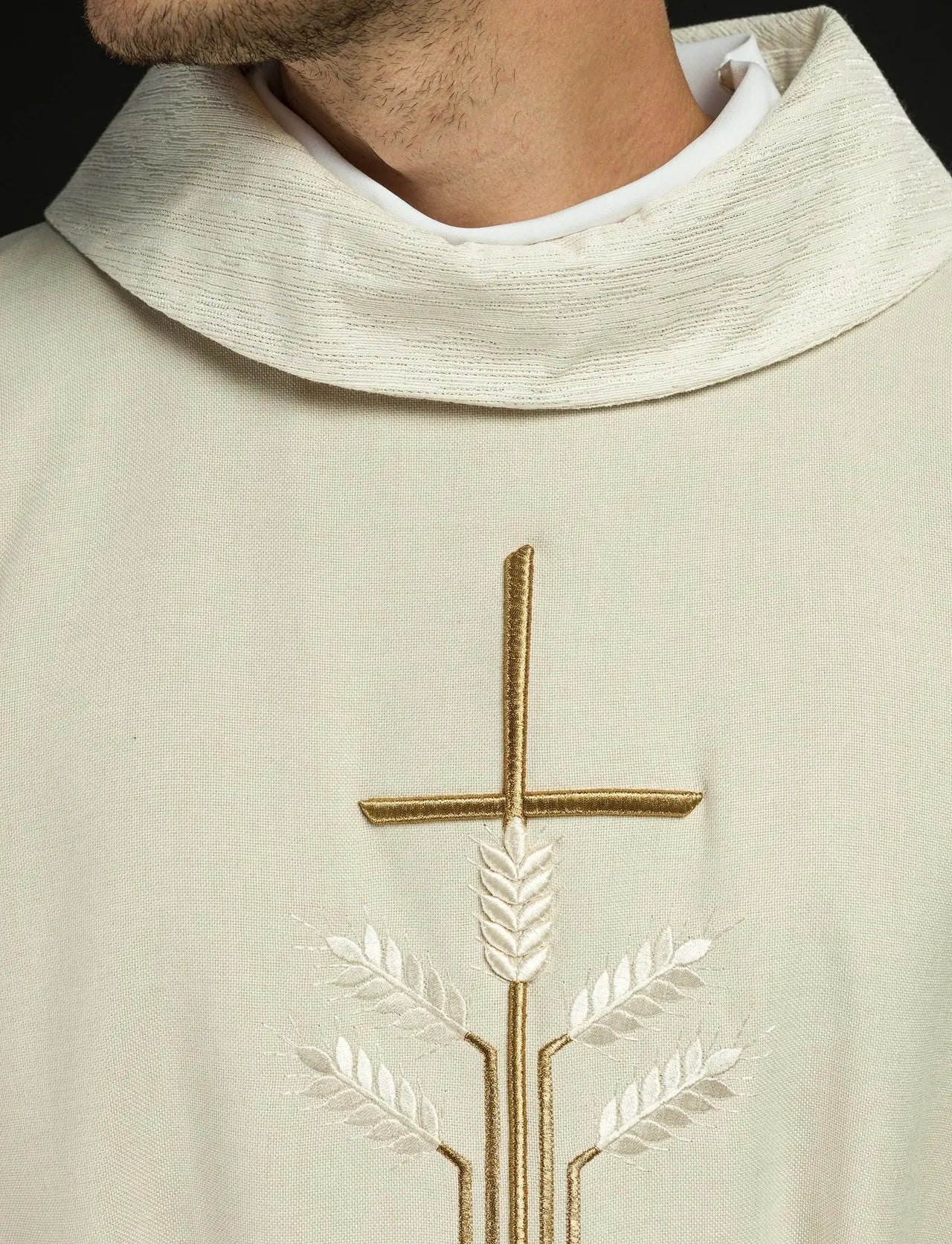 Chasuble avec motif de croix, oreilles et poisson