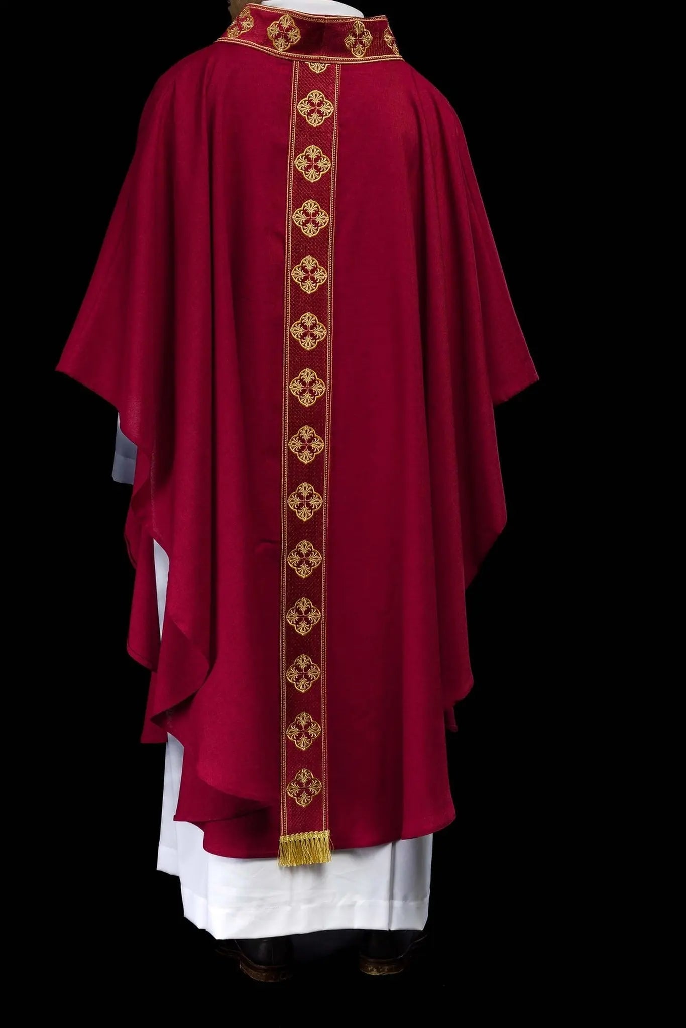 Chasuble rouge avec ceinture brodée et col en croix