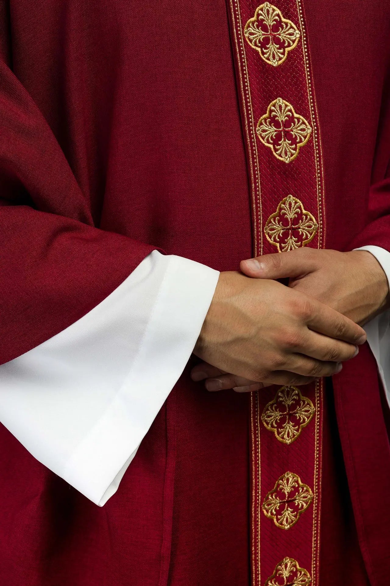 Chasuble rouge avec ceinture brodée et col en croix