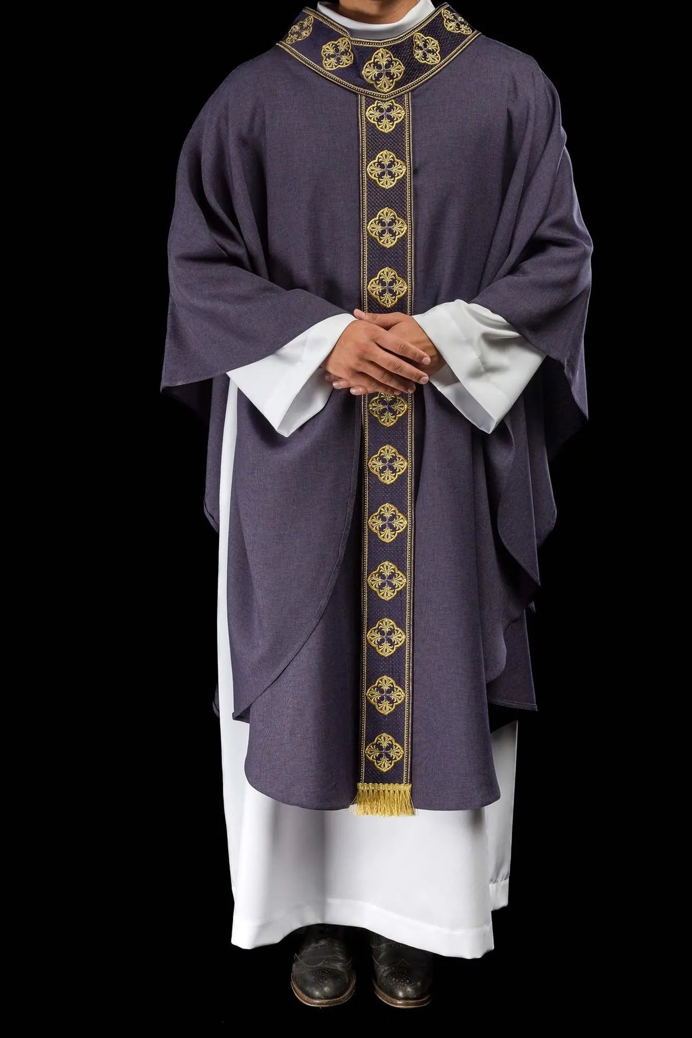 Chasuble violette avec ceinture brodée et col en croix