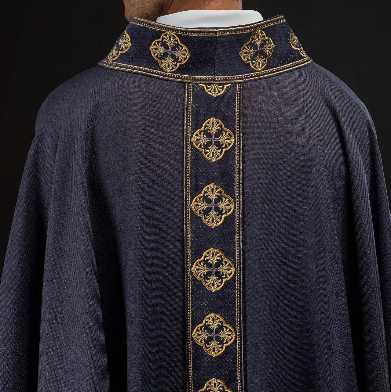 Chasuble violette avec ceinture brodée et col en croix
