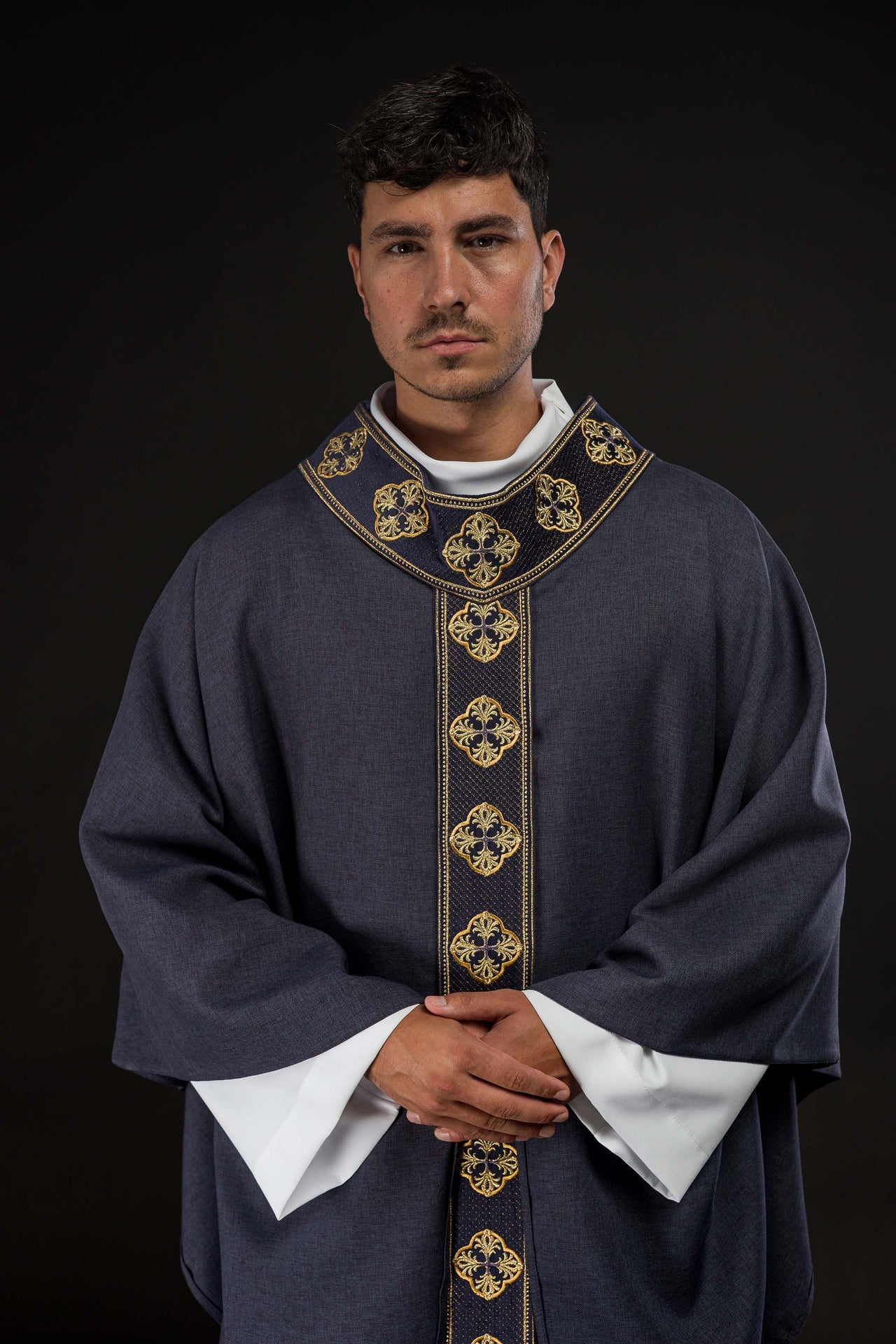 Ornat w kolorze fioletowym z haftowanym pasem i kołnierzem w krzyże - ORNATY.PL