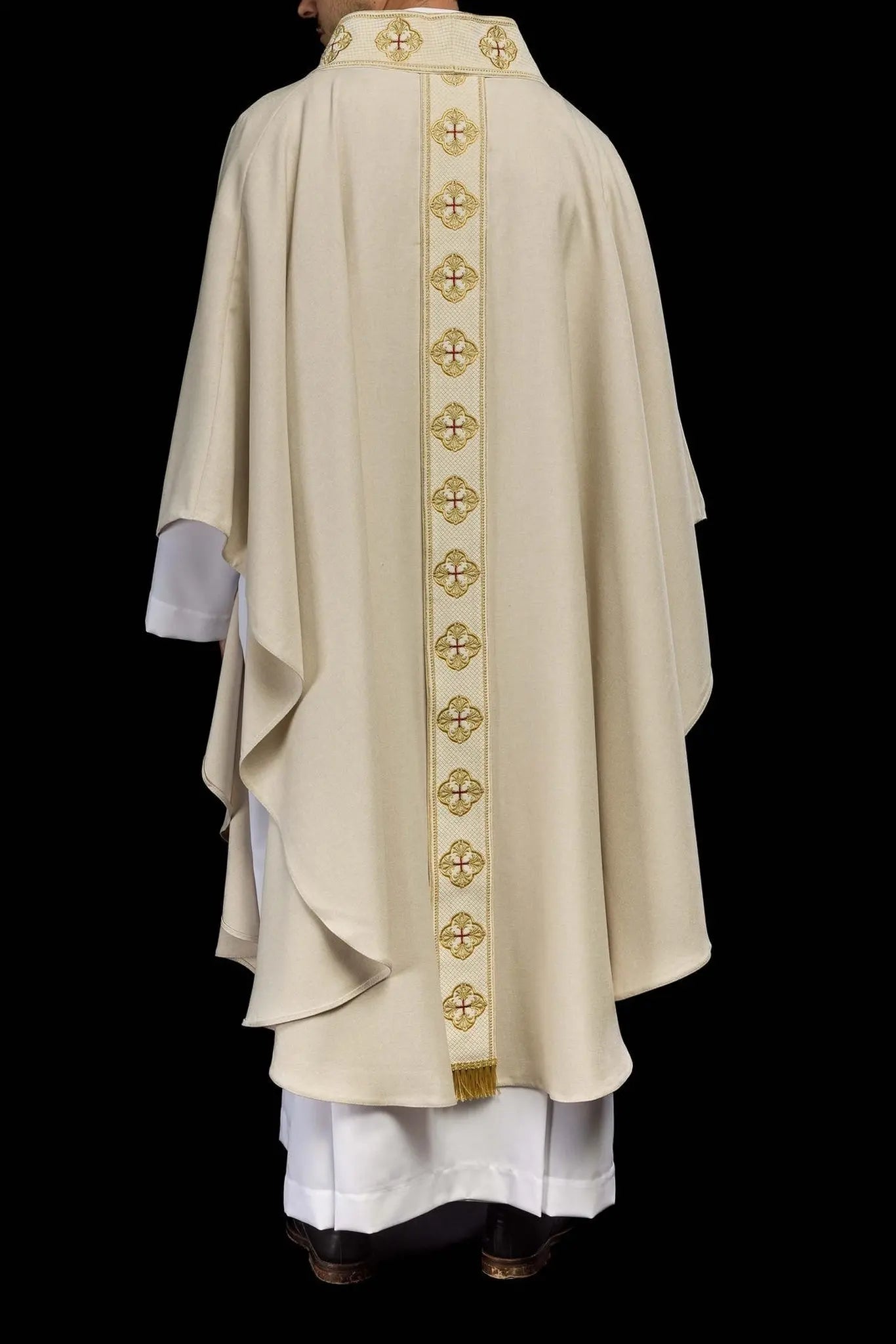 Chasuble en écru avec ceinture brodée et col en croix