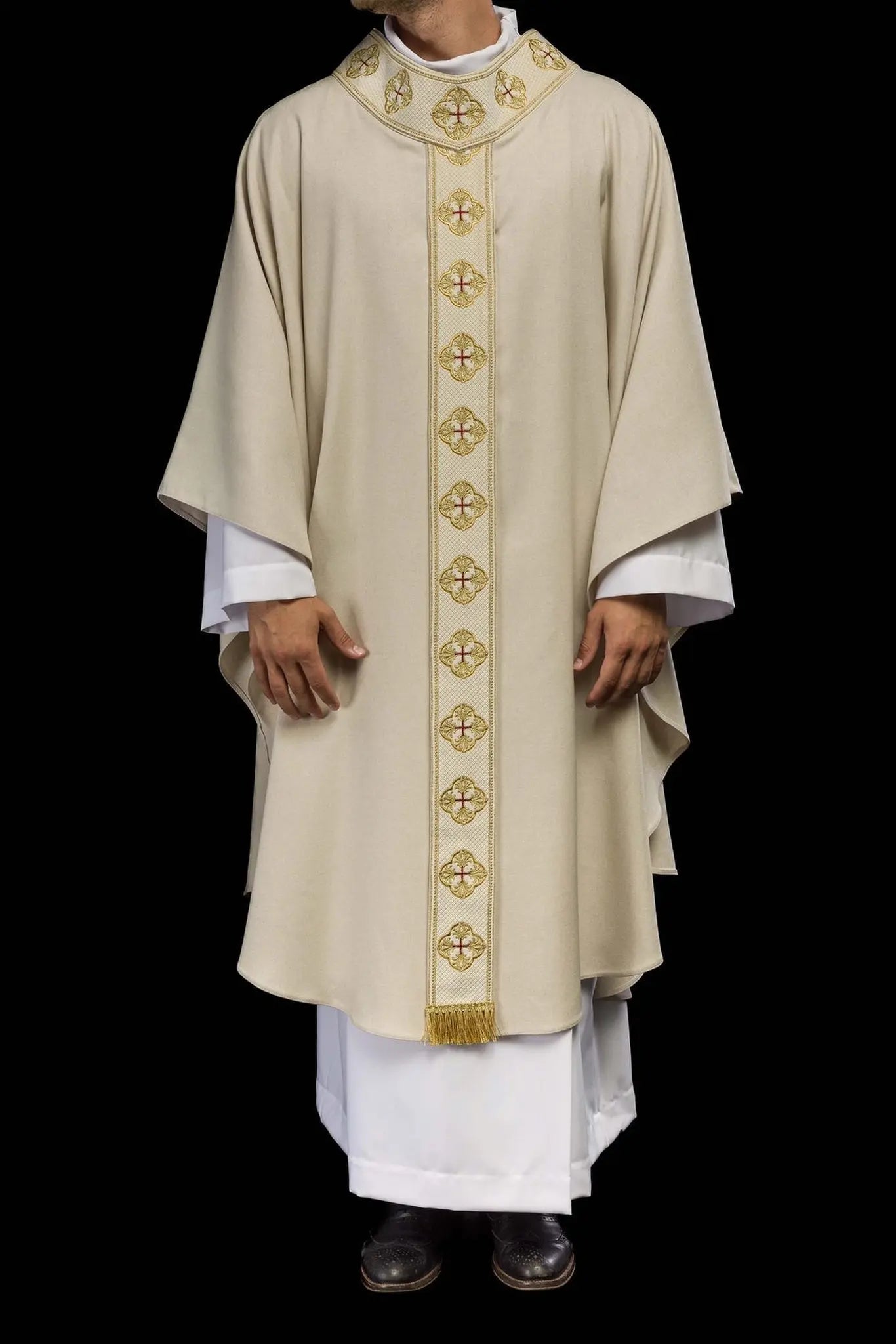 Chasuble in ecru with embroidered belt and cross collar