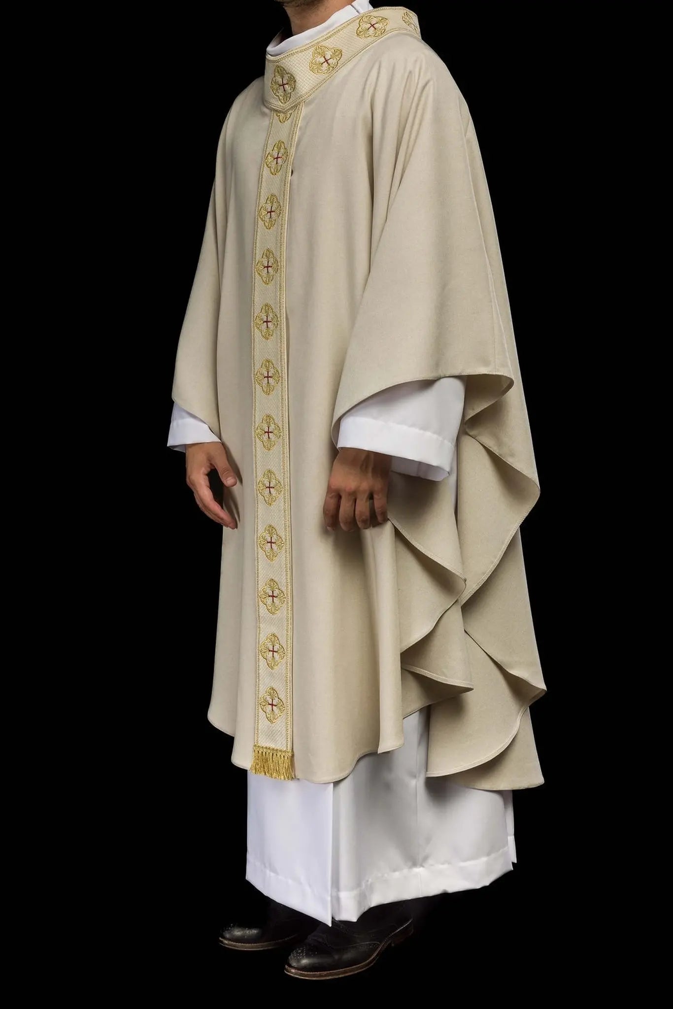 Chasuble in ecru with embroidered belt and cross collar