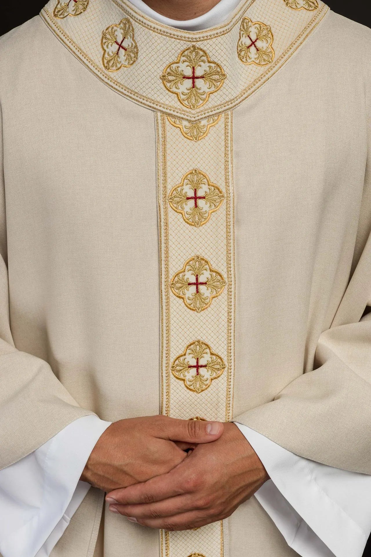 Chasuble in ecru with embroidered belt and cross collar