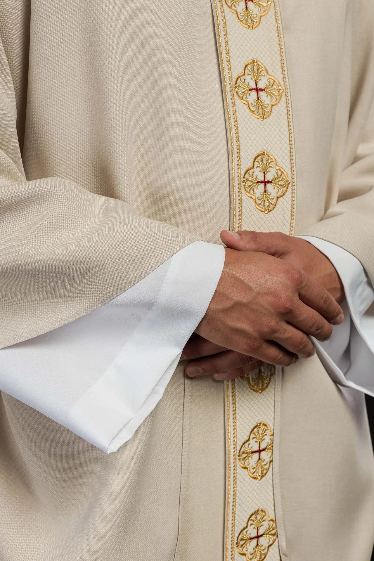 Chasuble in ecru with embroidered belt and cross collar