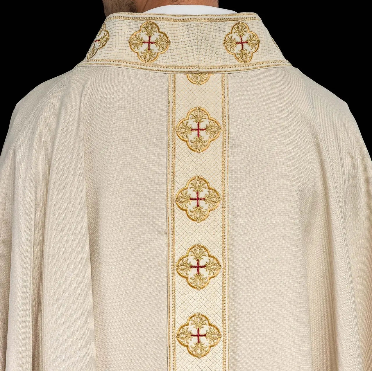Chasuble in ecru with embroidered belt and cross collar