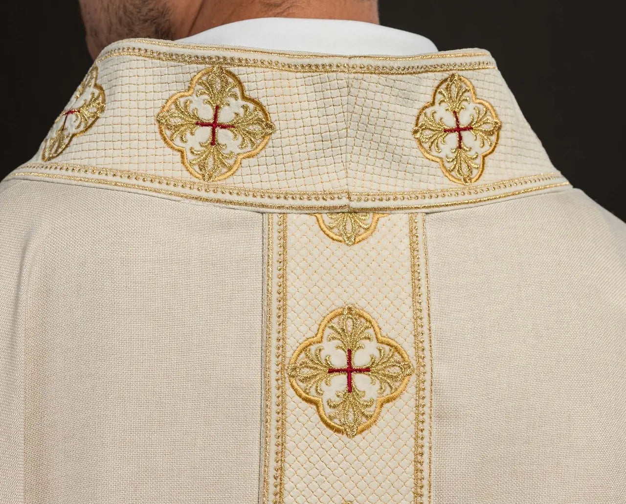 Chasuble in ecru with embroidered belt and cross collar