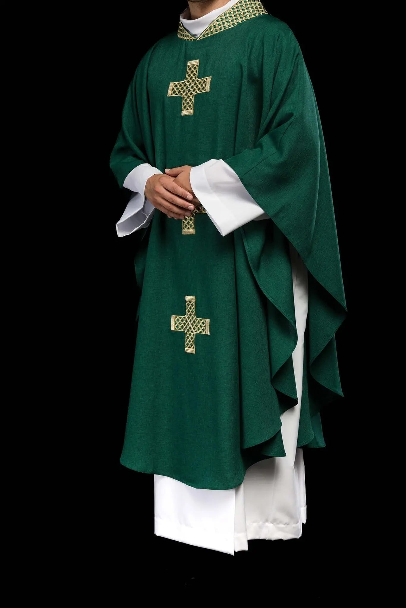 Chasuble verte avec croix dorées brodées et col