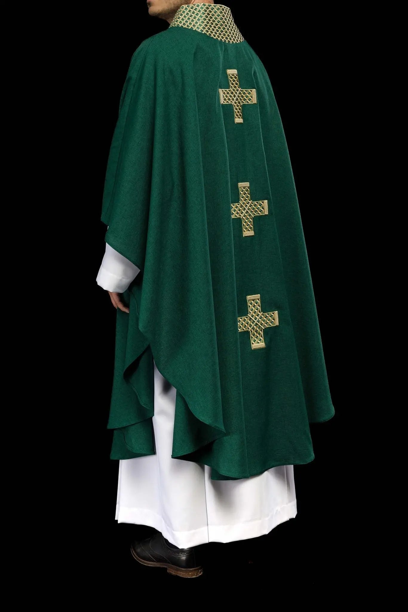Chasuble verte avec croix dorées brodées et col