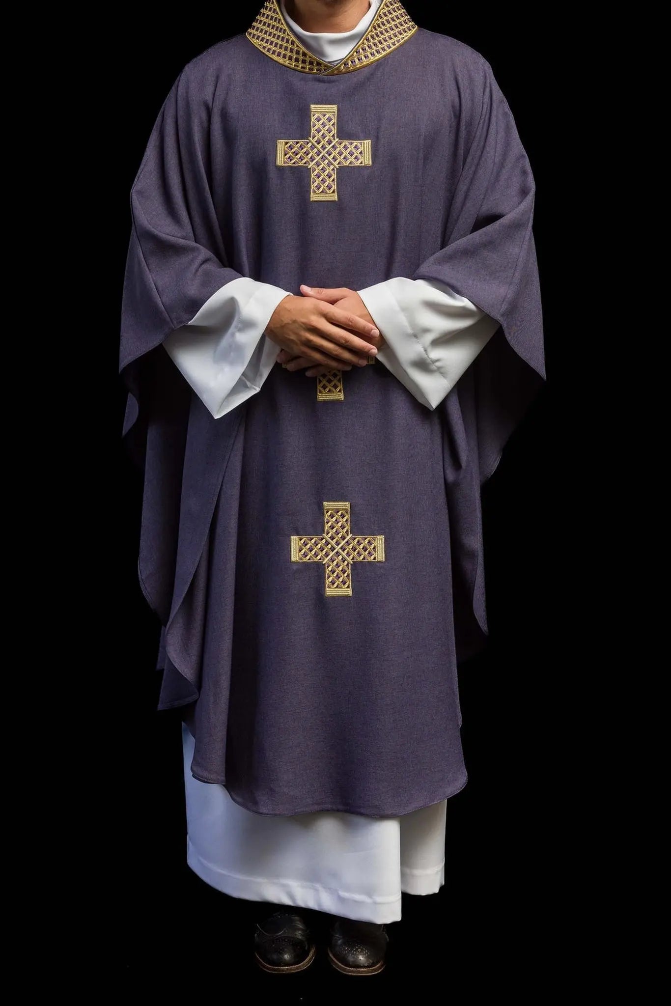 Chasuble violette avec croix brodées et col
