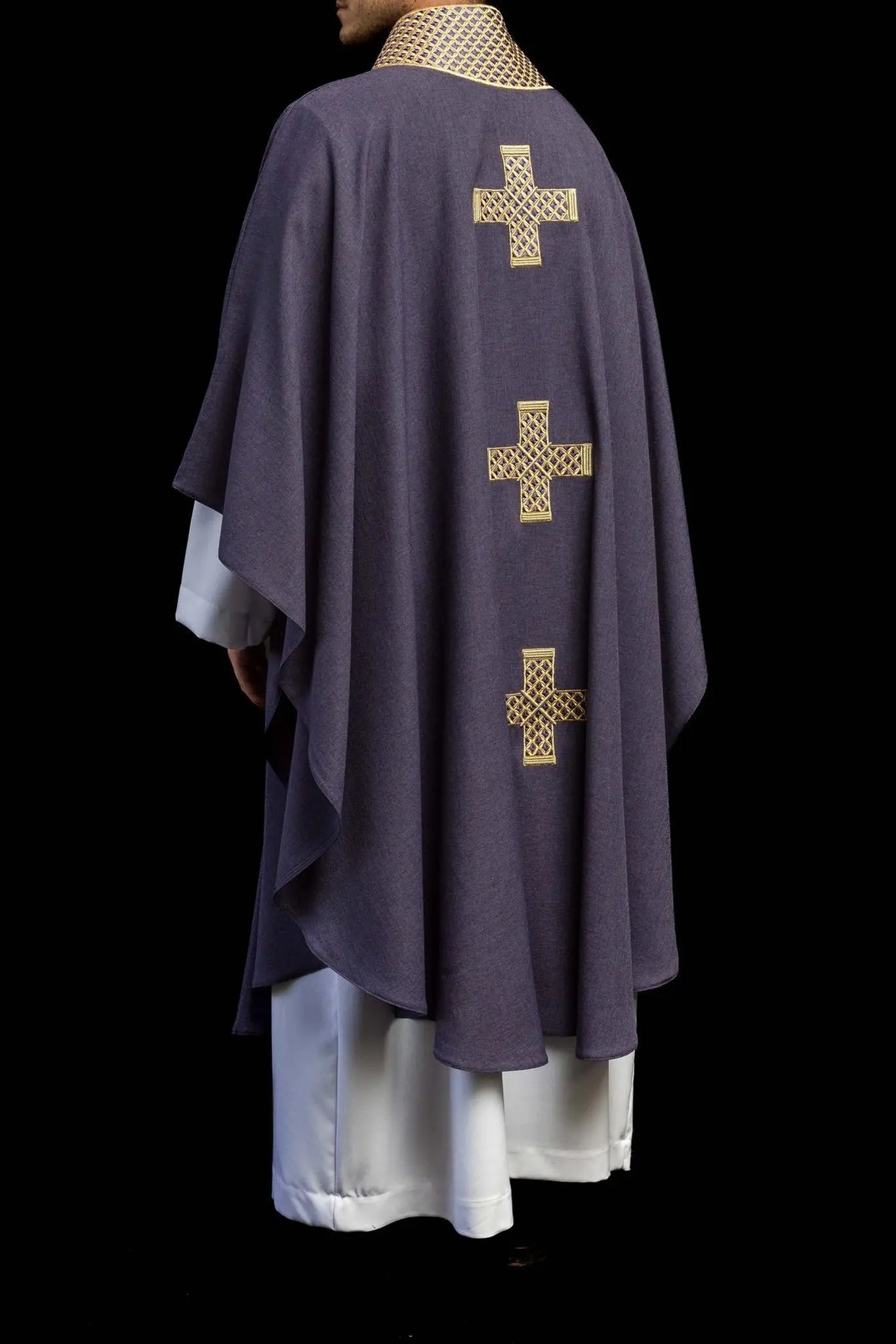 Chasuble violette avec croix brodées et col