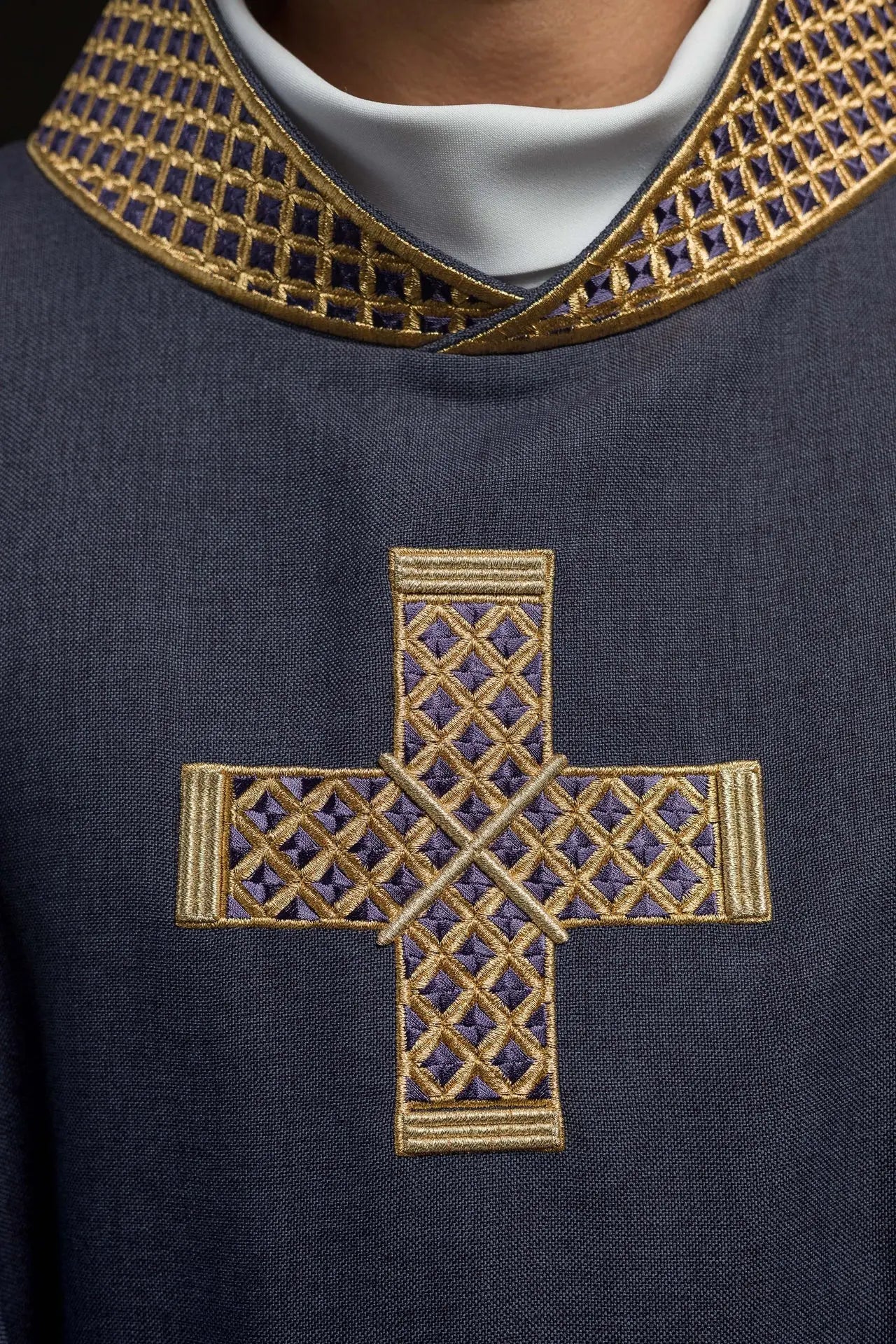 Chasuble violette avec croix brodées et col