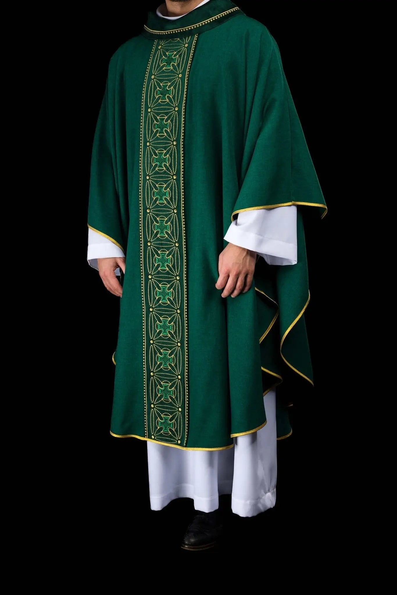 Chasuble liturgique avec ceinture richement décorée de croix en vert